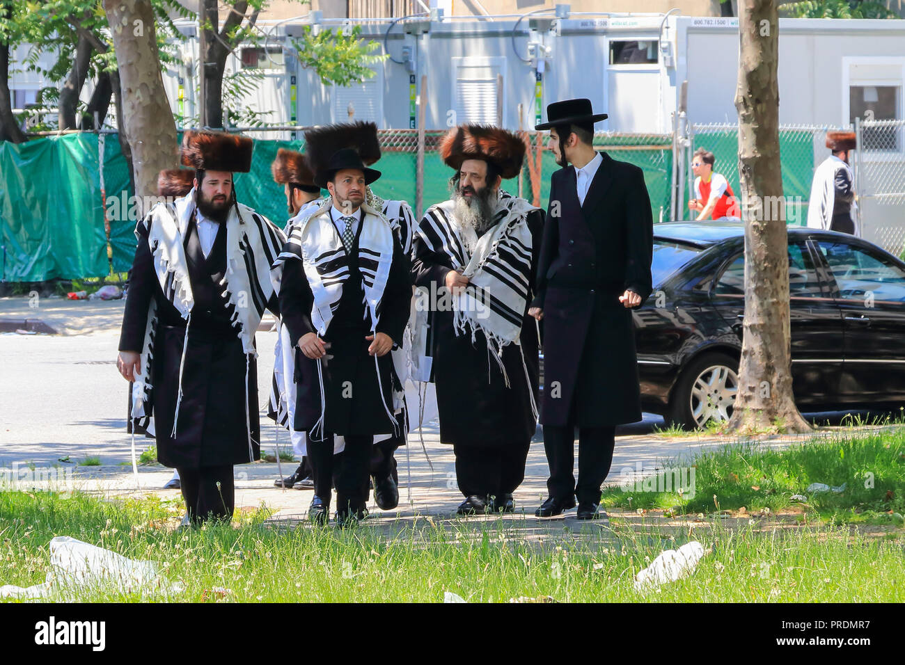 Los judíos ortodoxos vistiendo ropa especial en Shabat, en Williamsburg 