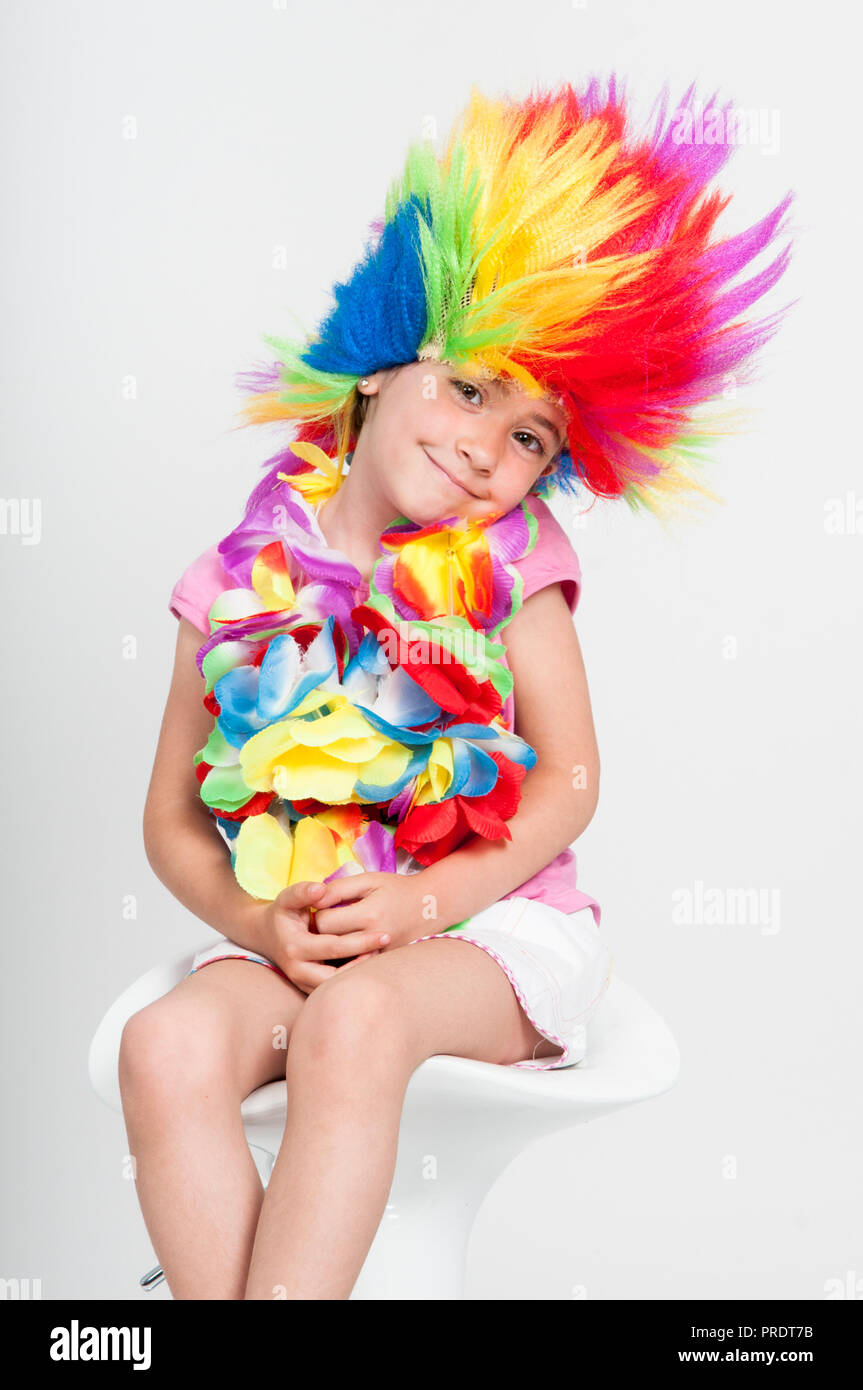 Gracioso hermosa fiesta niña disfrazada con peluca en muchos colores Foto de stock