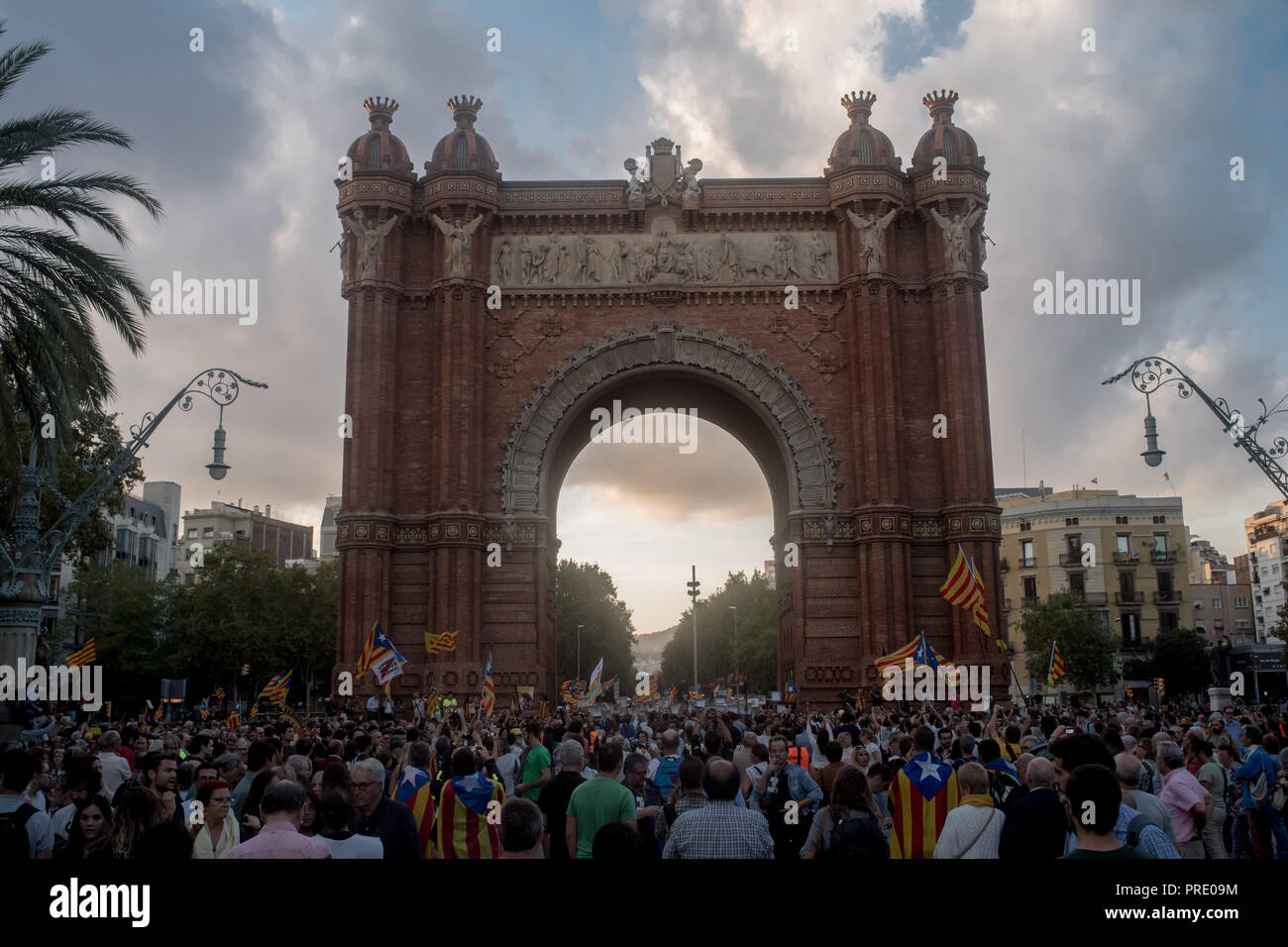 Octubre 01, 2018 - Barcelona, Cataluña, España - Miles de personas marcharon en Barcelona el 1 de octubre de 2018 recordando el referéndum sobre la independencia celebrado hace un año y que llevó a cientos de heridos, los electores españoles debido a la represión policial. Foto de stock