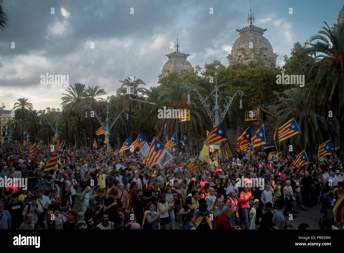 Octubre 01, 2018 - Barcelona, Cataluña, España - Miles de personas marcharon en Barcelona el 1 de octubre de 2018 recordando el referéndum sobre la independencia celebrado hace un año y que llevó a cientos de heridos, los electores españoles debido a la represión policial. Foto de stock