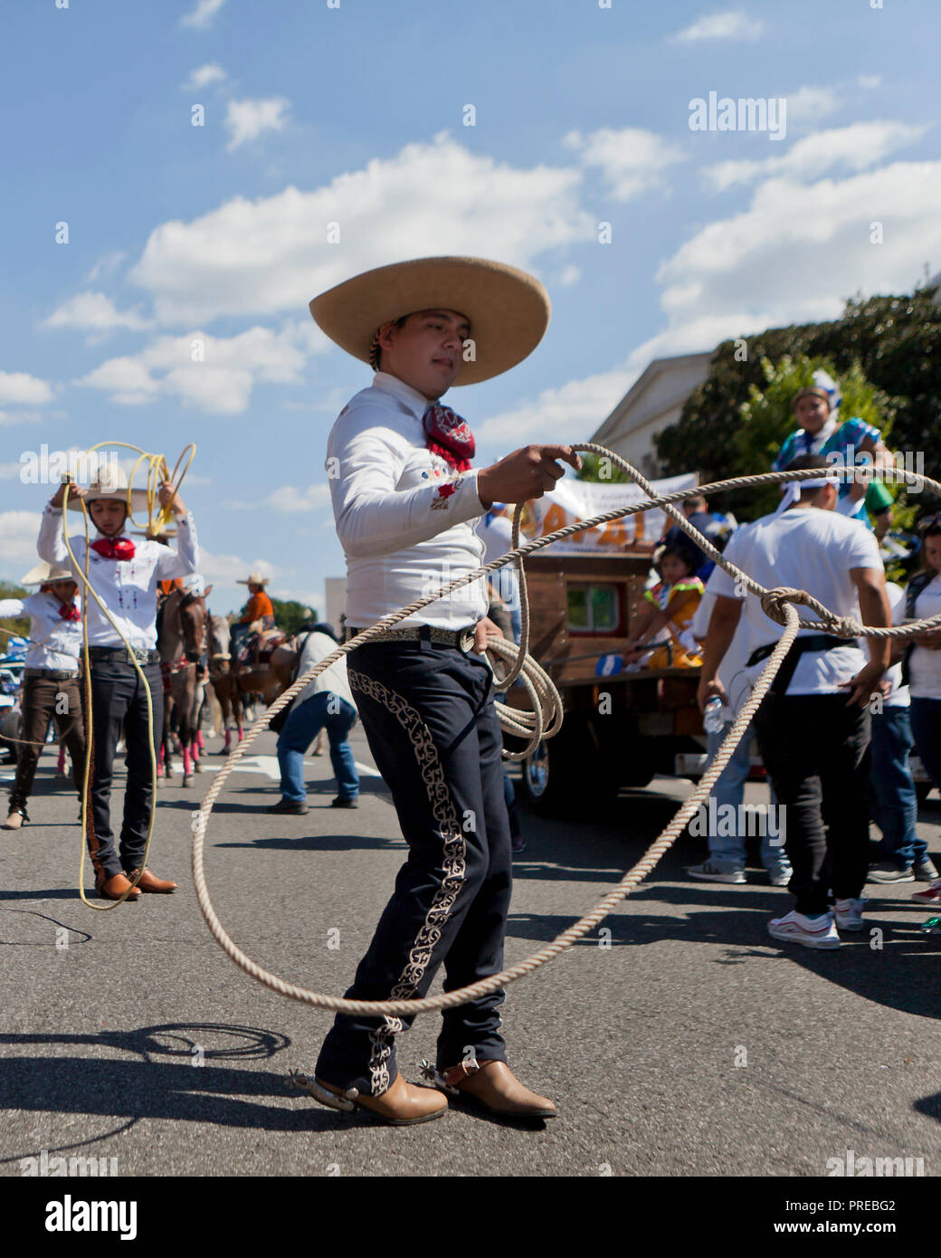 Un vaquero (cowboy mexicana) que giran un lazo Foto de stock