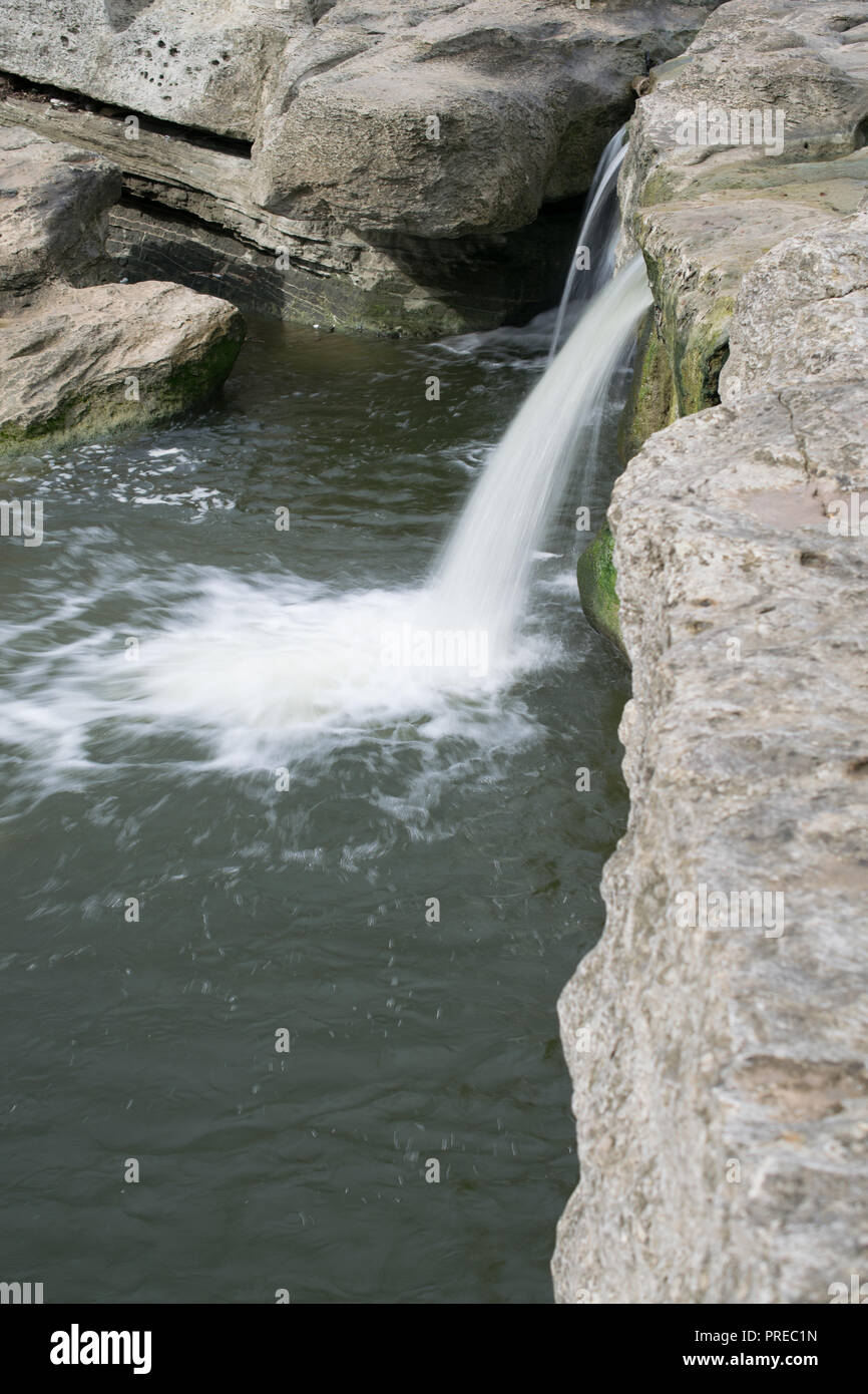 La Lower Falls en McKinney State Park, un oasis de belleza natural, a sólo unos minutos del centro de la ciudad de Austin, Texas Foto de stock