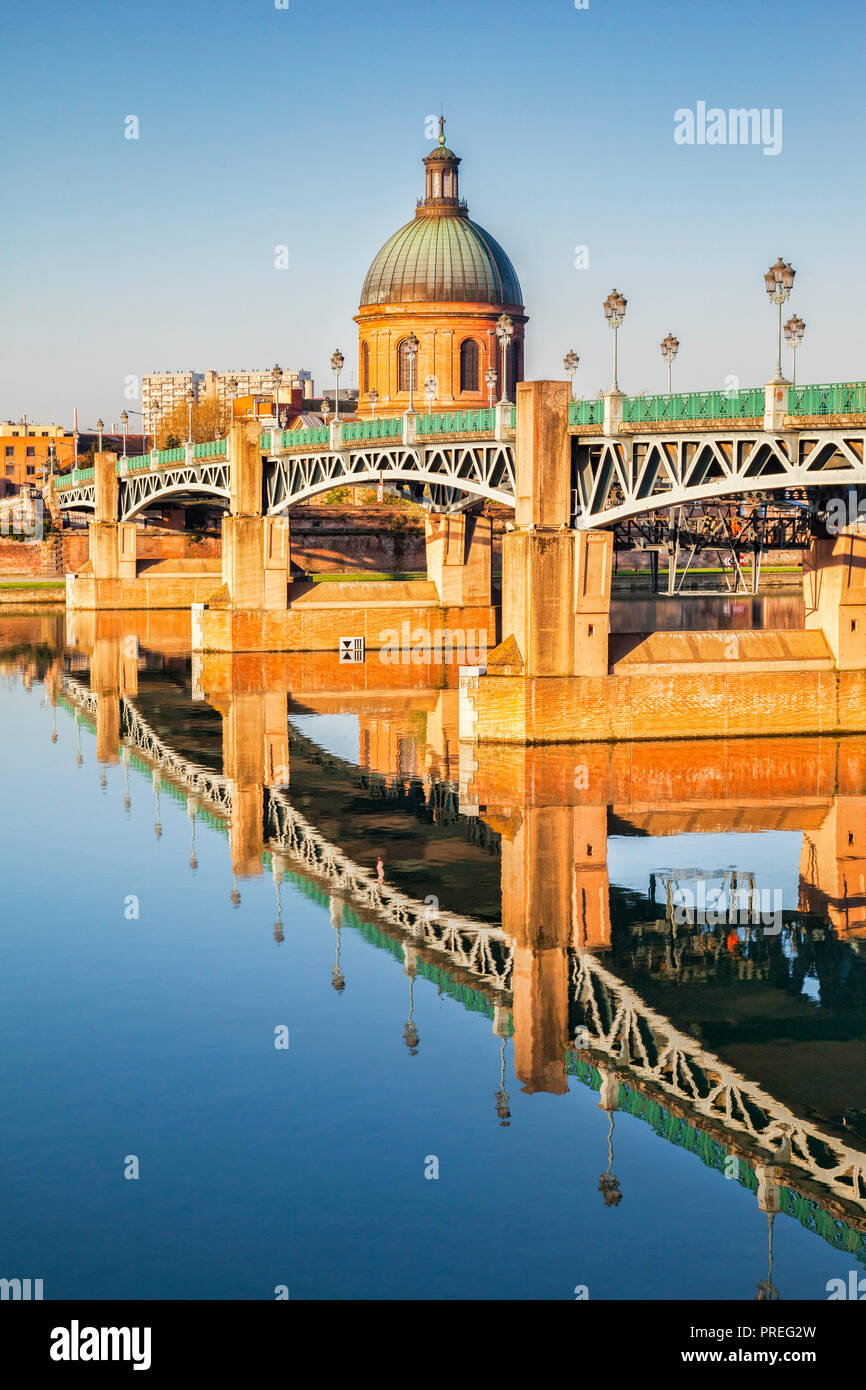 El puente de Saint Pierre y la cúpula de la gracia Hospital reflejándose en el Garonne, en Toulouse, Haute Garonne, Midi Pryenees. Foto de stock