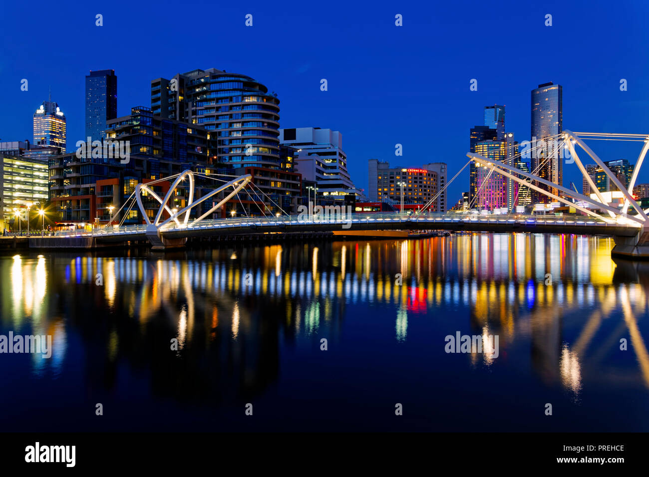 Los marinos puente reflexiones, en la ciudad de Melbourne CBD, el anochecer del paisaje urbano de Docklands, Victoira, Australia Foto de stock