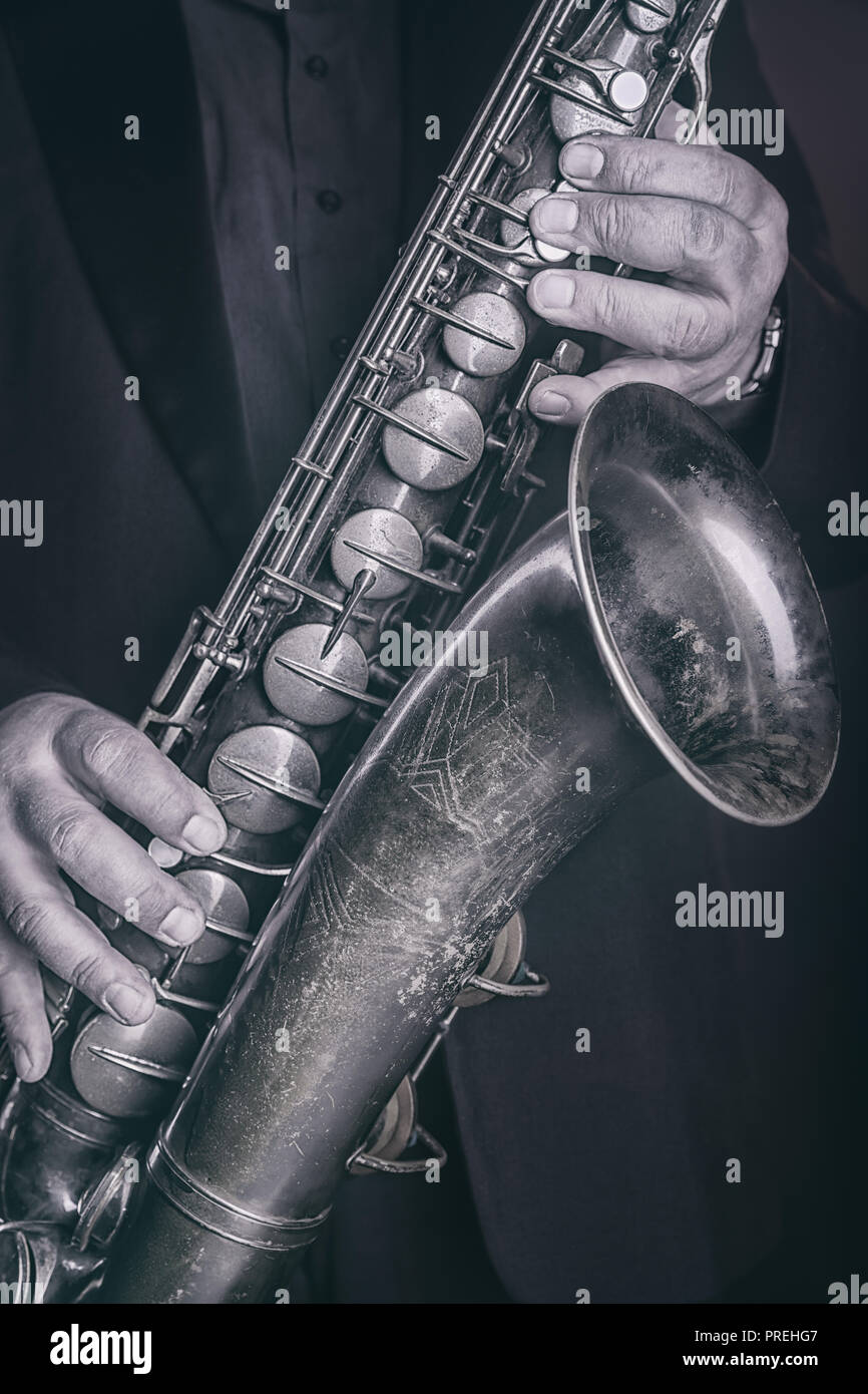 Saxofonista jazz música instrumental. Saxo Alto instrumento musical de  cerca. Imagen en blanco y negro Fotografía de stock - Alamy