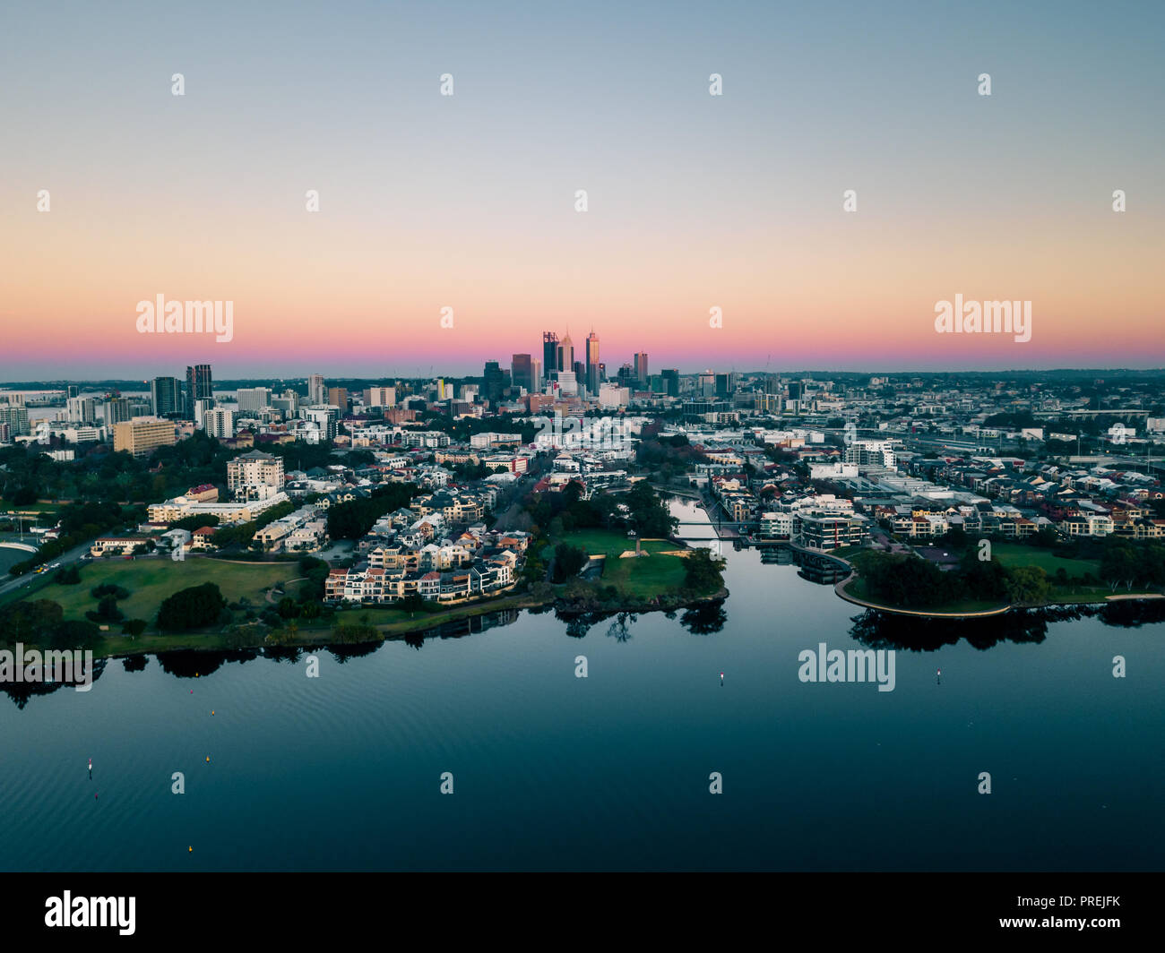 Antena de la ciudad de Perth, Australia al amanecer. Foto de stock