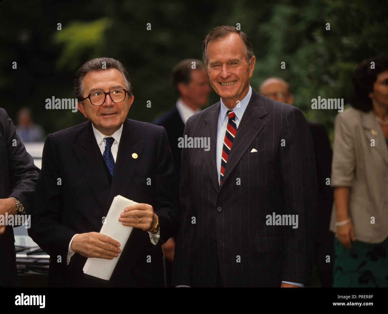 El Presidente italiano Andreott y Presidente H. W. Bush en la cumbre económica de Gran Bretaña en 1991. Fotografía por Dennis Brack bb24 Foto de stock
