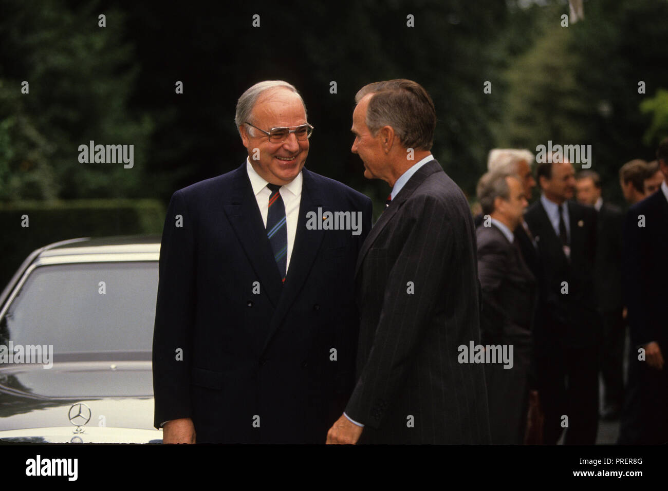 Presidente H.W. Bush (Bush 41) conversa con el canciller alemán Helmut Kohl en la Cumbre Económica en Gran Bretaña en 1991. Fotografía por Dennis Brack bb24 Foto de stock