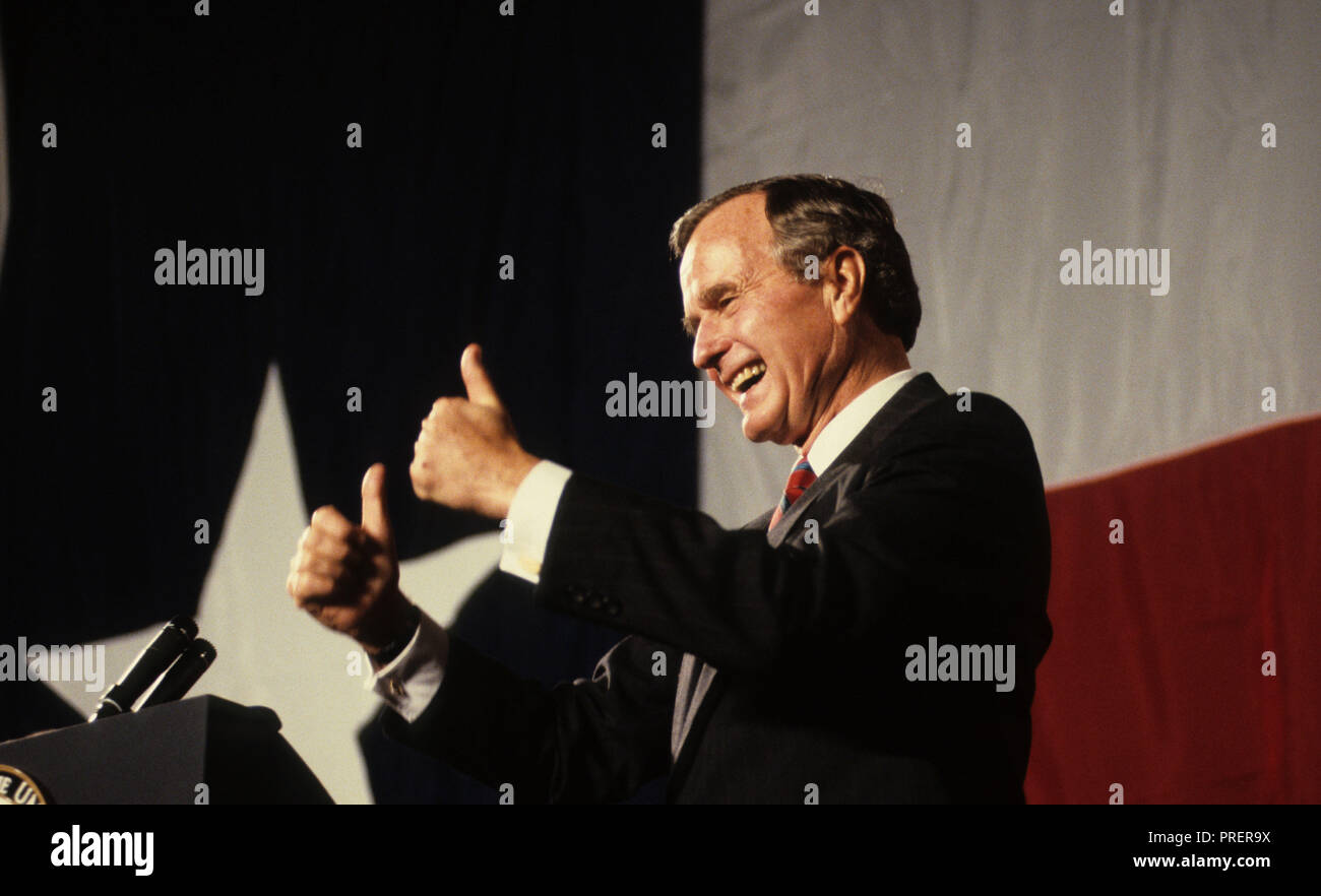 George H W Bush Bush (41) en el último rallye de la campaña presidencial de 1999. Foto por Dennis Brackbb 24 Foto de stock