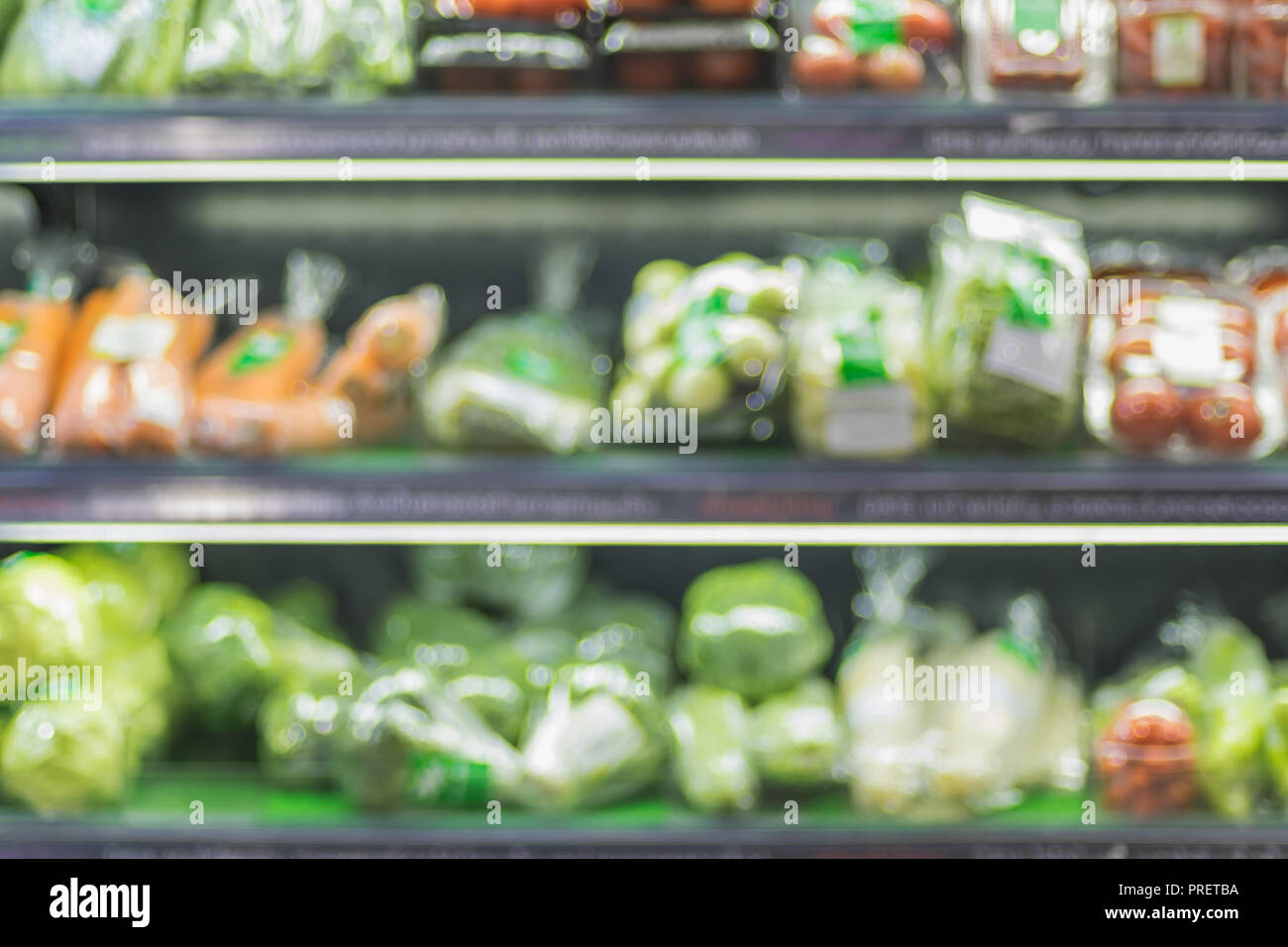 Fondo desenfocado de alimentos frescos en supermercados con bokeh luz en los estantes de productos comestibles. Foto de stock