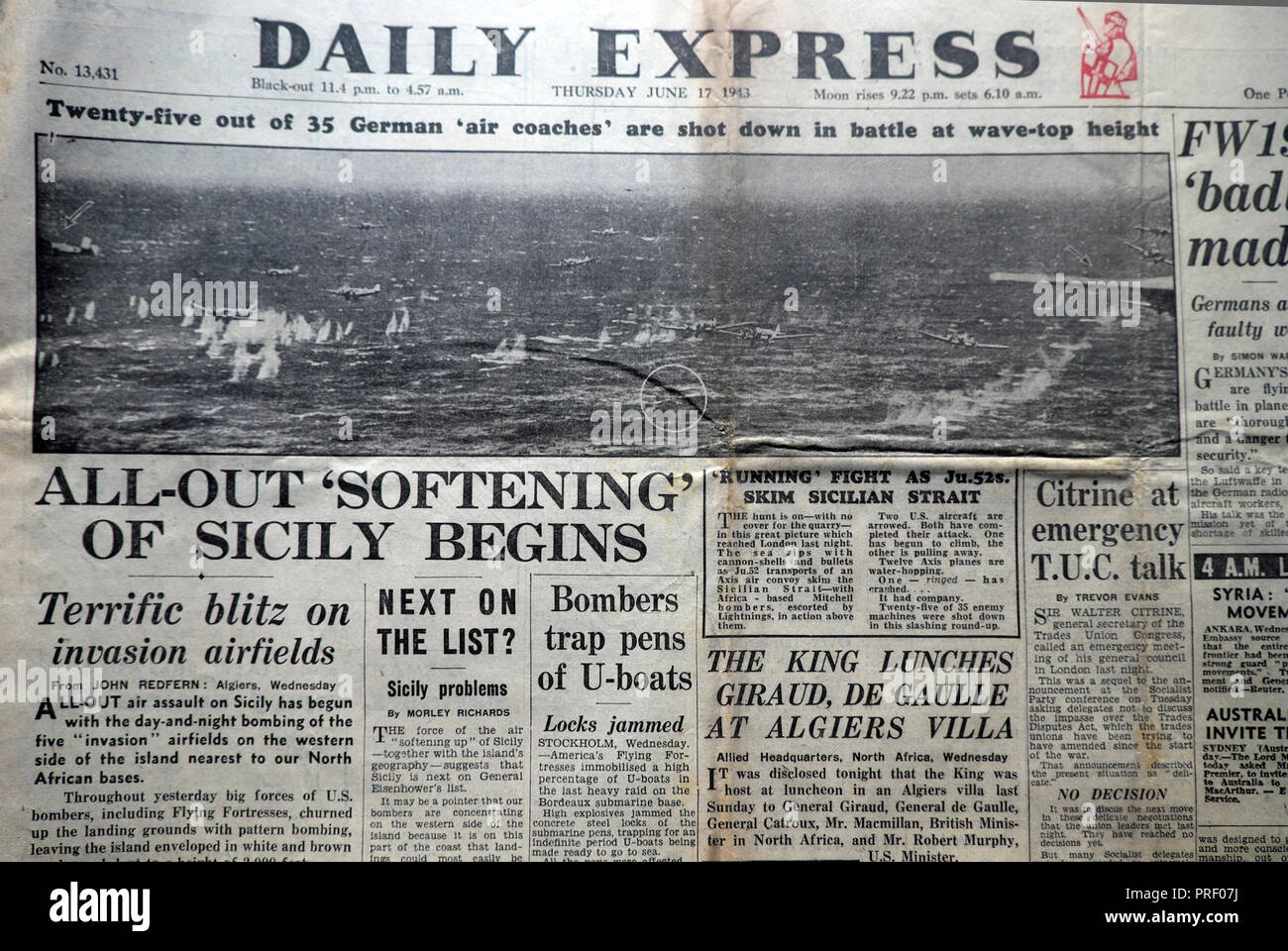 Titulares de la página principal periódico Daily Express All-Out Softening  of Sicily Comienza' Segunda Guerra Mundial Segunda Guerra Mundial blitz en  Italia Londres Inglaterra Reino Unido Junio de 17 1943 Fotografía de