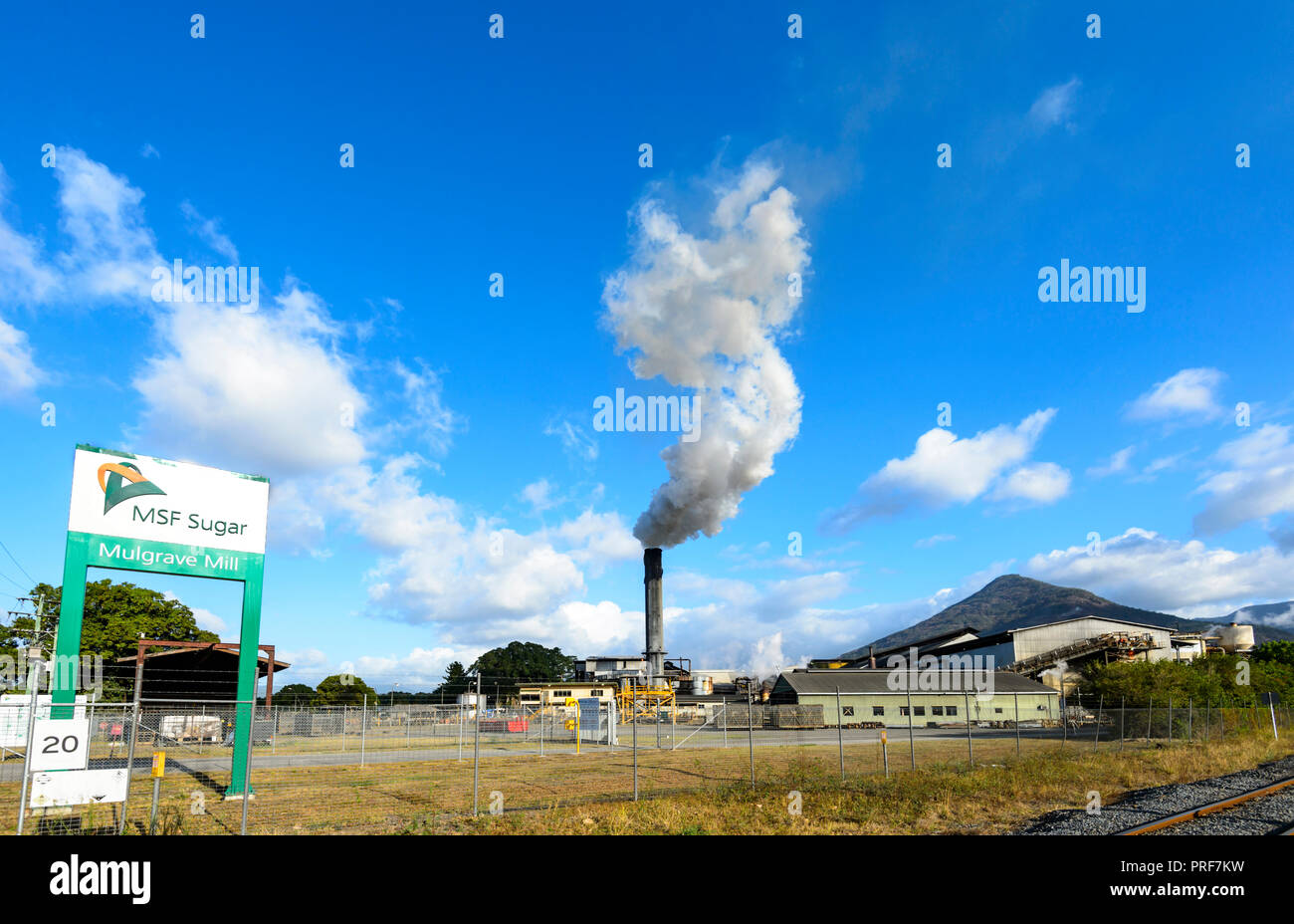 Pila de fumar durante la caña aplastamiento en Mulgrave Molino molino de azúcar de MSF en Gordonvale, cerca de Cairns, Far North Queensland, FNQ, QLD, Australia Foto de stock