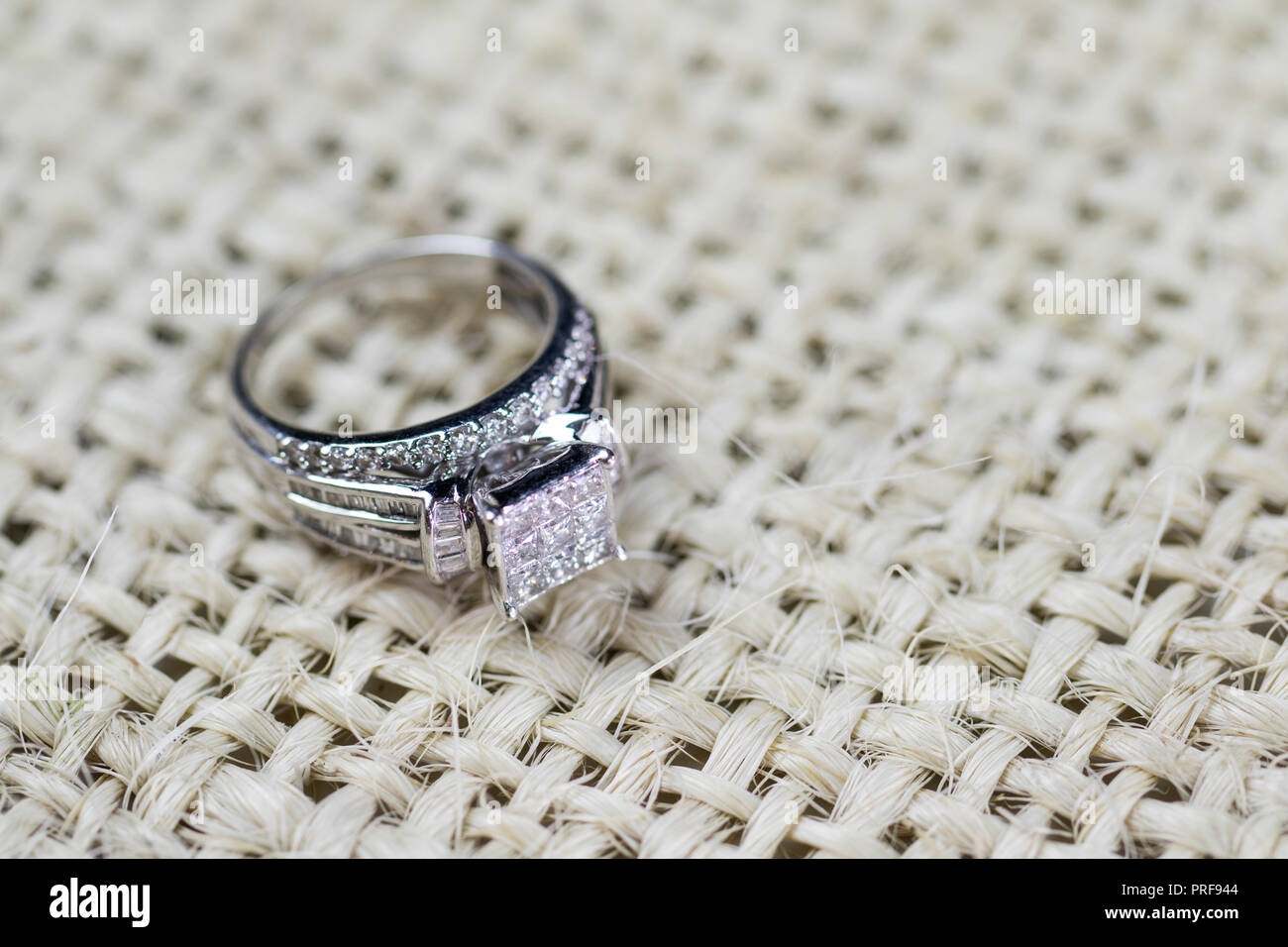 Un anillo de compromiso de diamante en un cuadro con un destello/reflexión.  Corte princesa relucientes diamantes Fotografía de stock - Alamy
