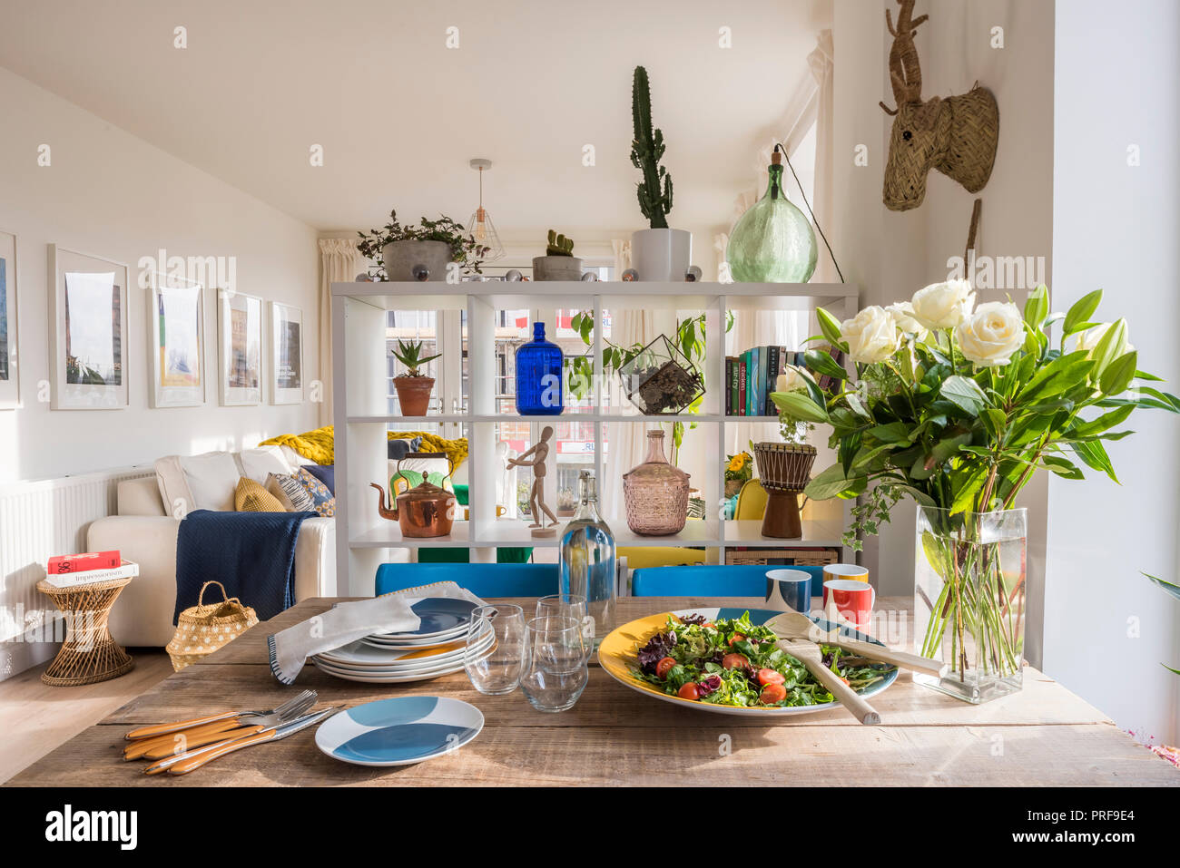 Ensalada de andamio junta mesa de comedor con estante divisor de habitación Foto de stock