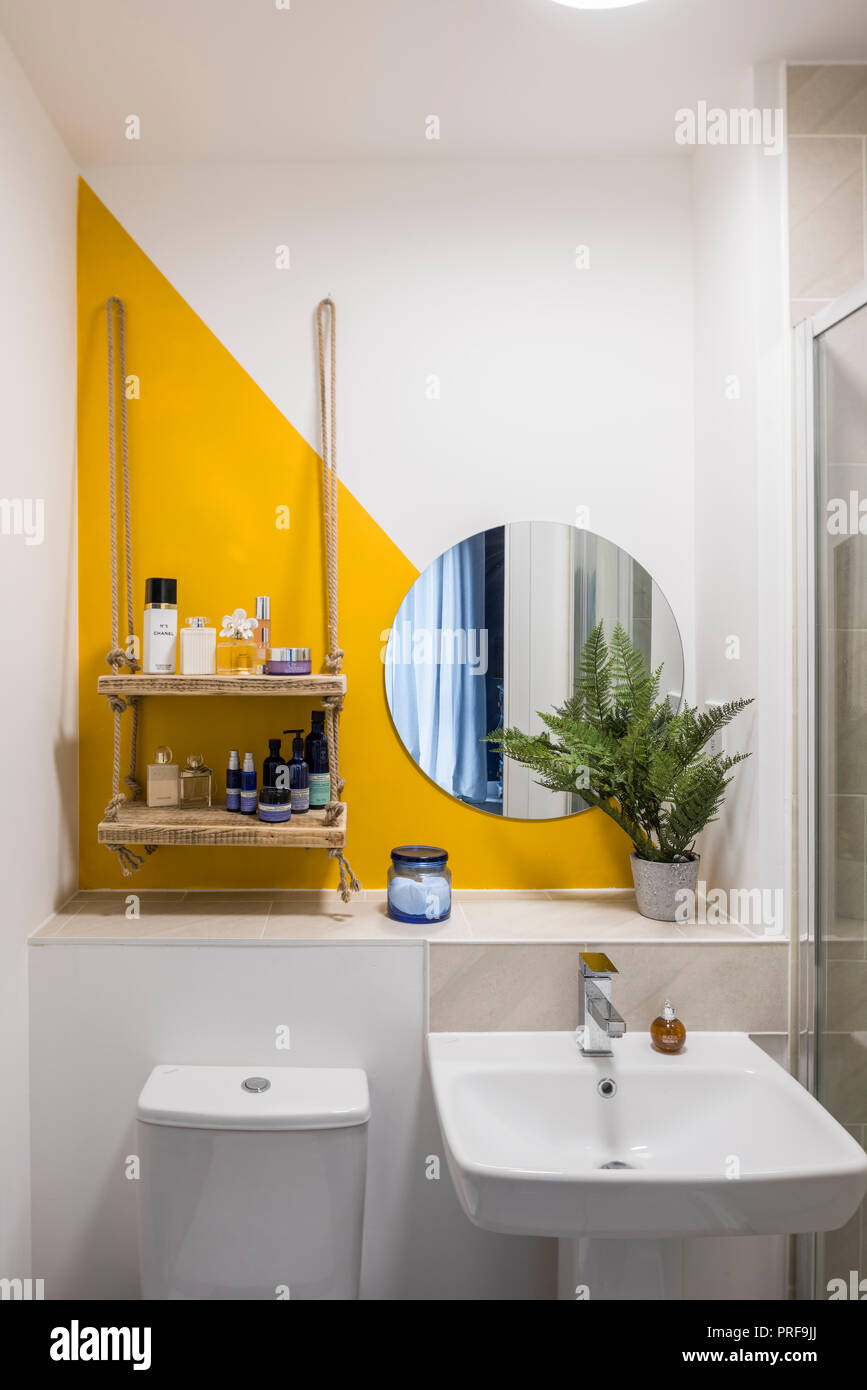 Espejo circular con diagonal en el baño de pintura con estante de cuerda  Fotografía de stock - Alamy