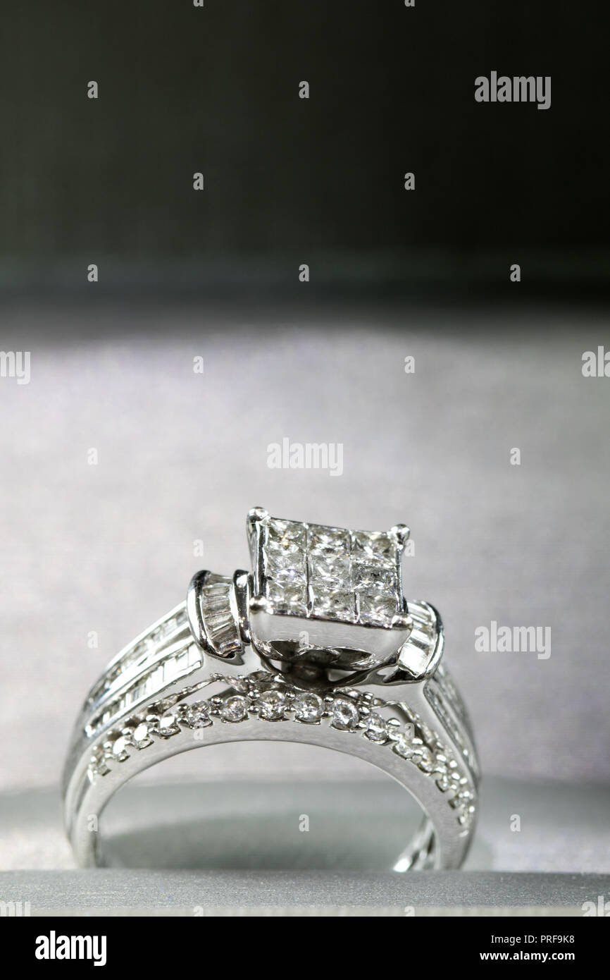 Un anillo de compromiso de diamante en un cuadro con un destello/reflexión. Corte  princesa relucientes diamantes Fotografía de stock - Alamy