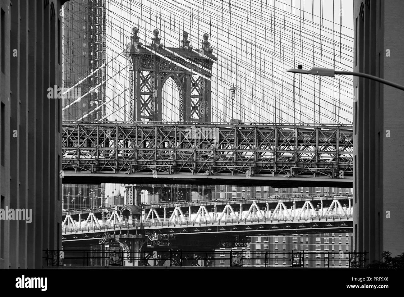 Fotografía en blanco y negro del Puente de Brooklyn y Manhattan en un fotograma, la ciudad de Nueva York, EE.UU. Foto de stock