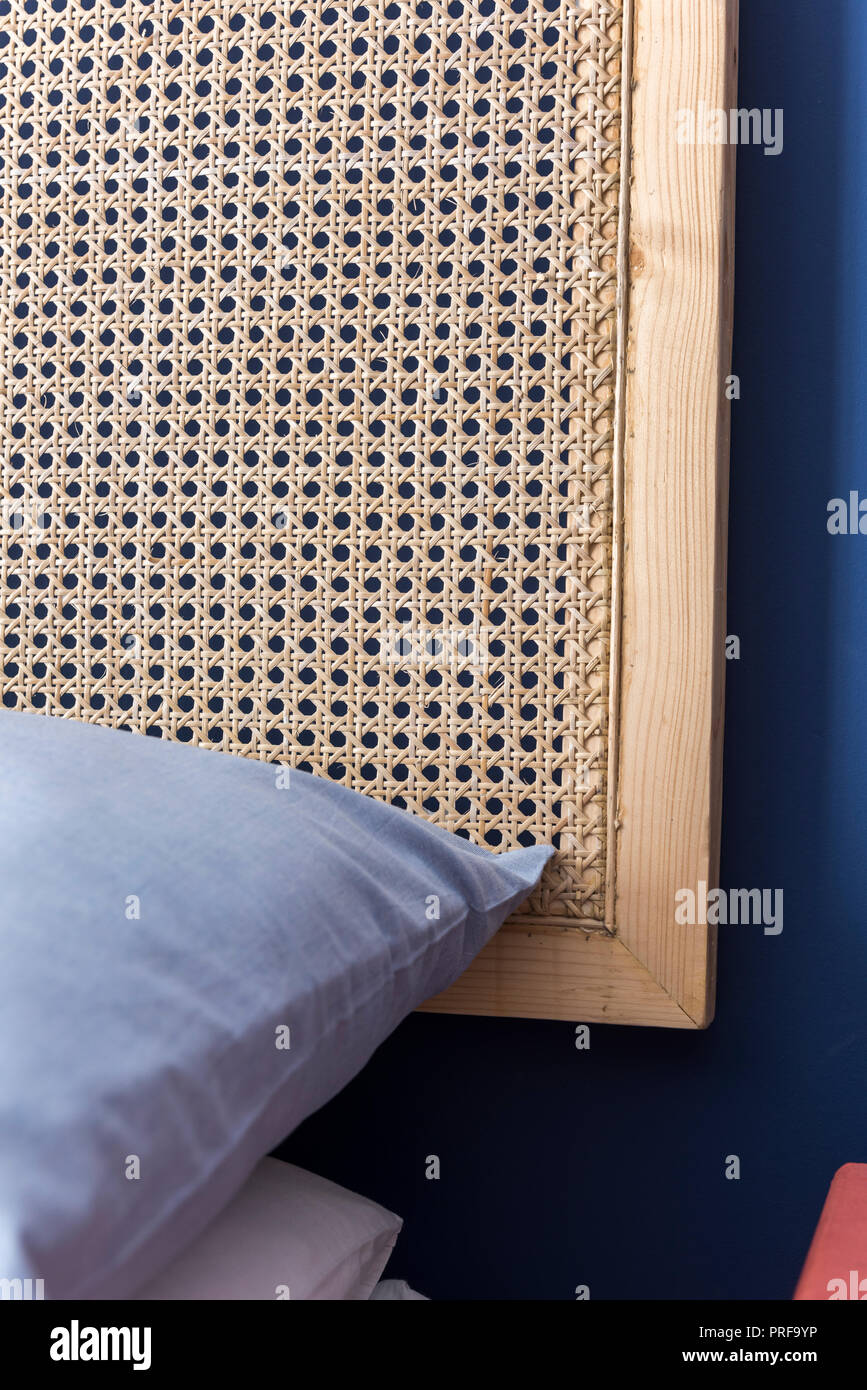 Cabecero tejida y almohada azul claro Foto de stock