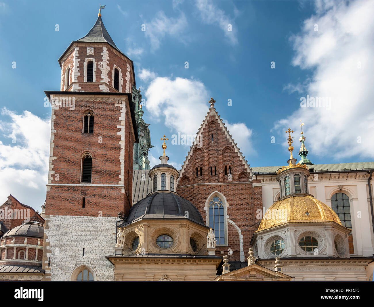 Detalle de las cúpulas de la Catedral de San Estanislao y san Wenceslao y el castillo real en la colina de Wawel al atardecer, Cracovia, Polonia. Foto de stock