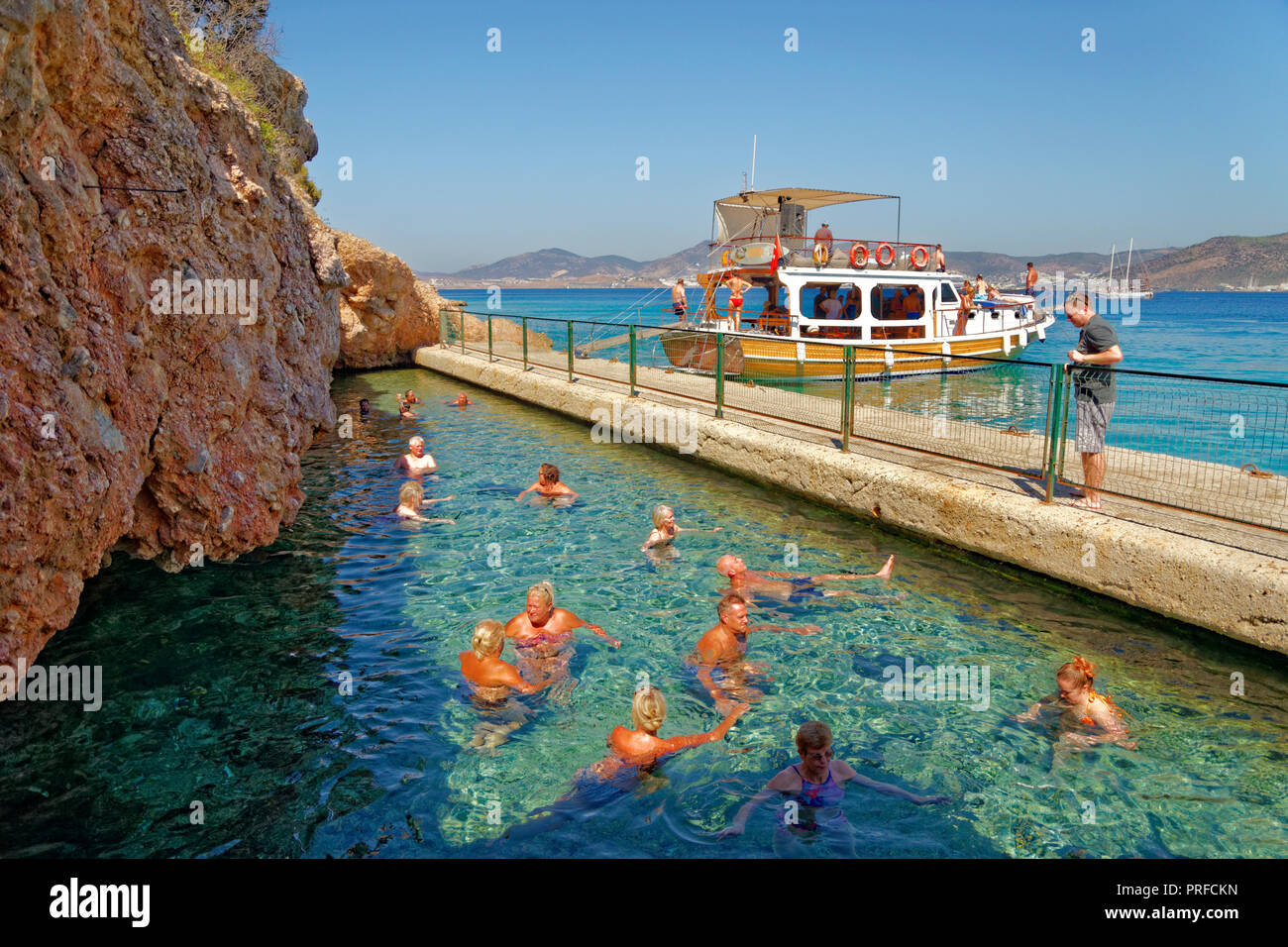 Cleopatra's Cave y piscina de aguas termales en Isla Negra enfrente de la ciudad de Bodrum, en la provincia de Mugla, Turquía. Foto de stock