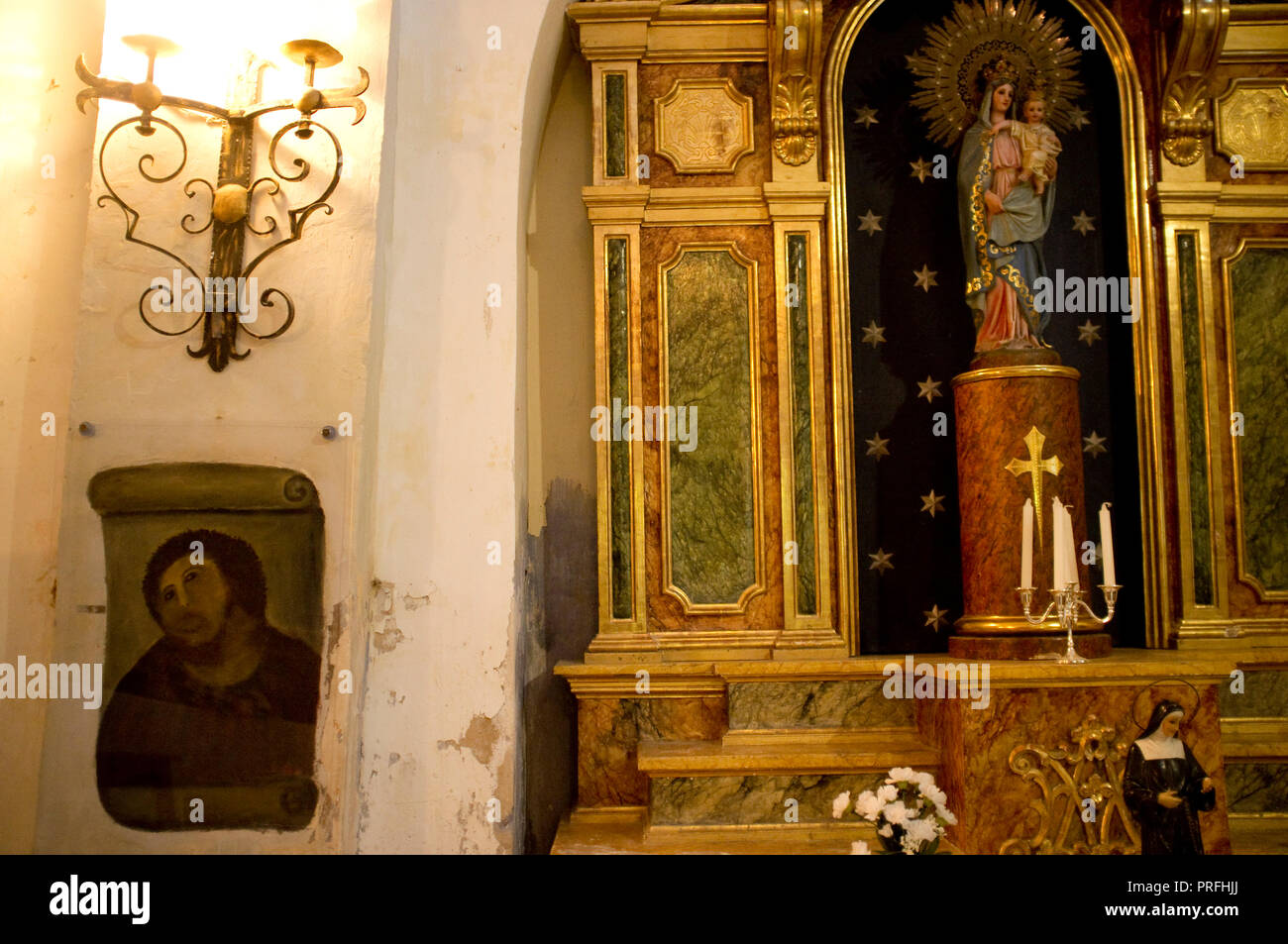 ECCE HOMO, santuario de la iglesia de la misericordia en BORJA, Aragón, España, originalmente pintados por Elias Garcia Martinez y restaurado por Cecilia Gimenez Zueco. Foto de stock