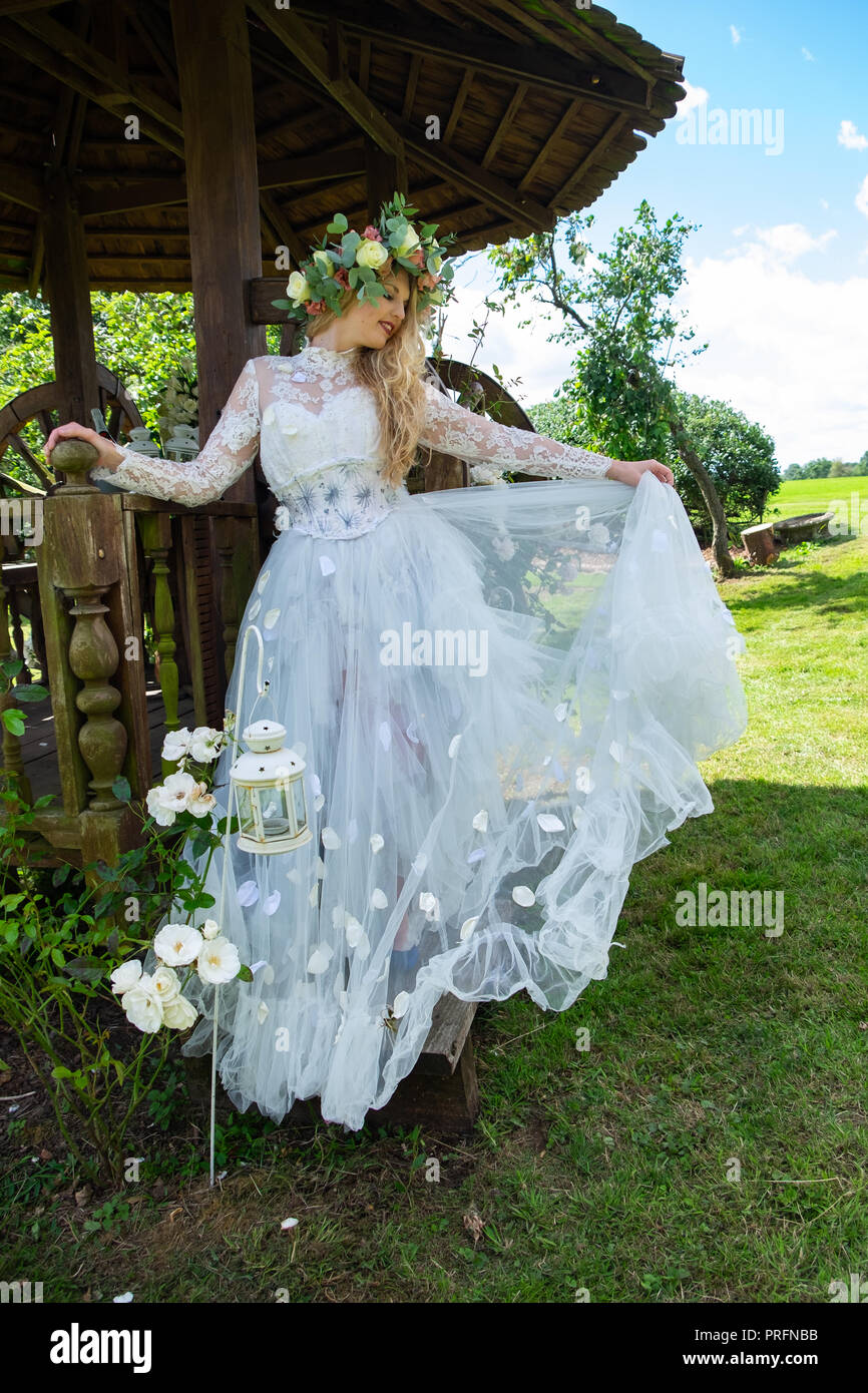 Modelado de un joven diseñador de longitud completa, vestido de boda en el  certamen ferial de Cropredy con corona de flores Fotografía de stock - Alamy