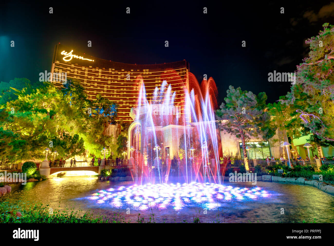 Las Vegas, Nevada, Estados Unidos - 18 de agosto de 2018: El Wynn Las Vegas  colorida fuente espectáculo por la noche, un nuevo show de fuente a partir  de junio de 2016.