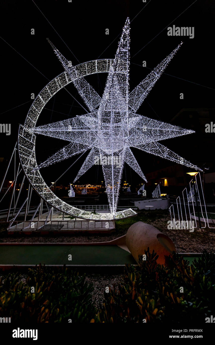 Una estrella iluminada en el crazy golf course. Misano Adriatico, Italia Foto de stock