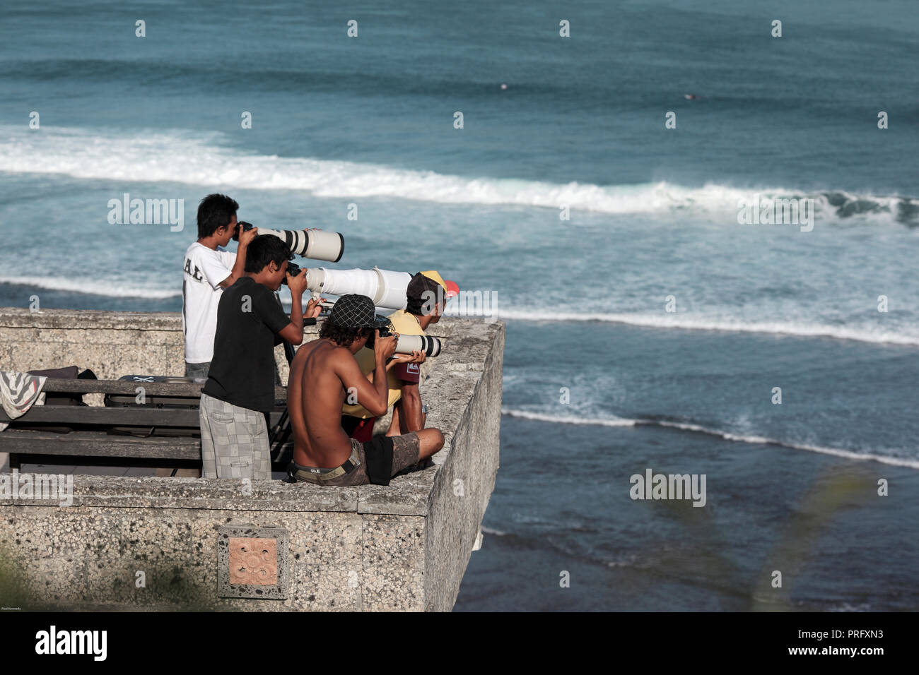 Fotógrafos de surf balinés con grandes lentes zoom tomar fotos de visitar  surfistas en Uluwatu, Bali, Indonesia Fotografía de stock - Alamy