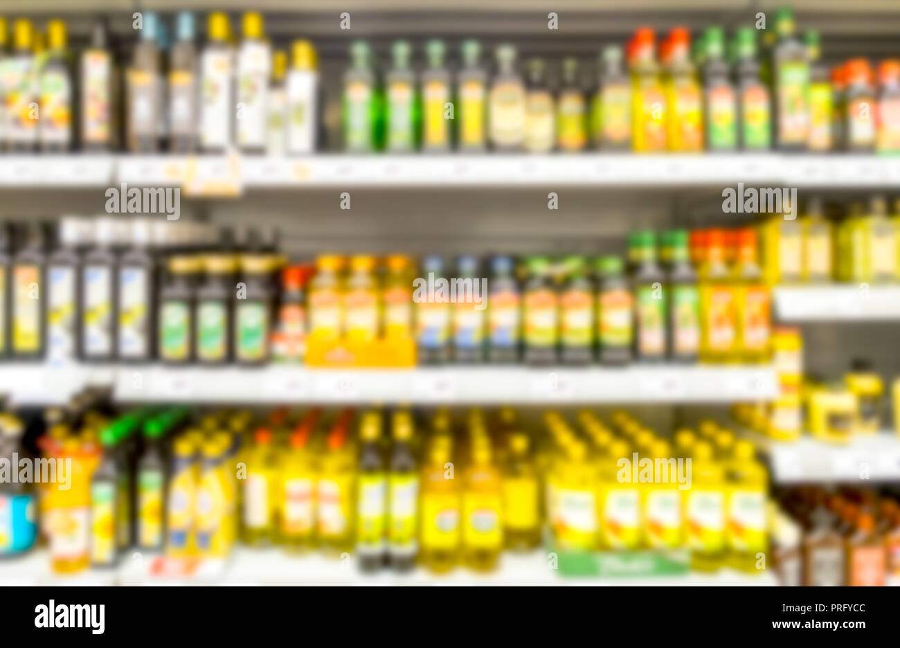 Colorido supermercado con botellas borrosos como fondo de imagen Foto de stock