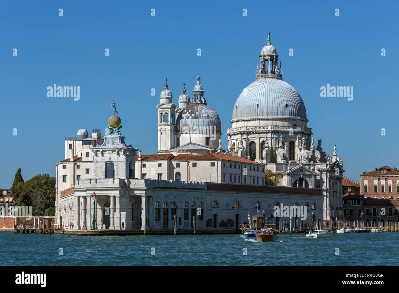Punta della Dogana y Santa Maria della Salute, una iglesia católica romana  en Venecia, Italia. También conocida como la Basílica de Santa María de la  salud Fotografía de stock - Alamy