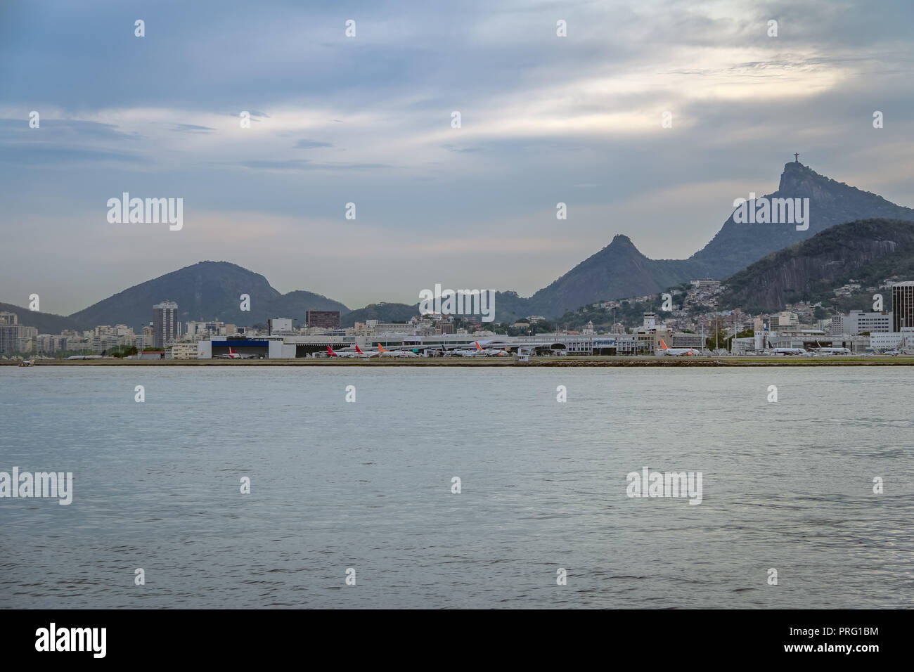 Río de Janeiro, el horizonte de la bahía de Guanabara con la montaña de Corcovado - Rio de Janeiro, Brasil Foto de stock