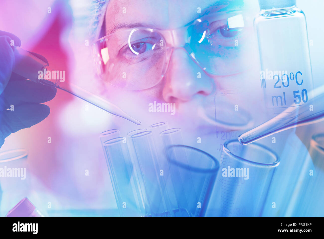 Científico médico trabajando con el material de vidrio de laboratorio, Imagen conceptual de equipamiento científico para la investigación en medicina y química Foto de stock
