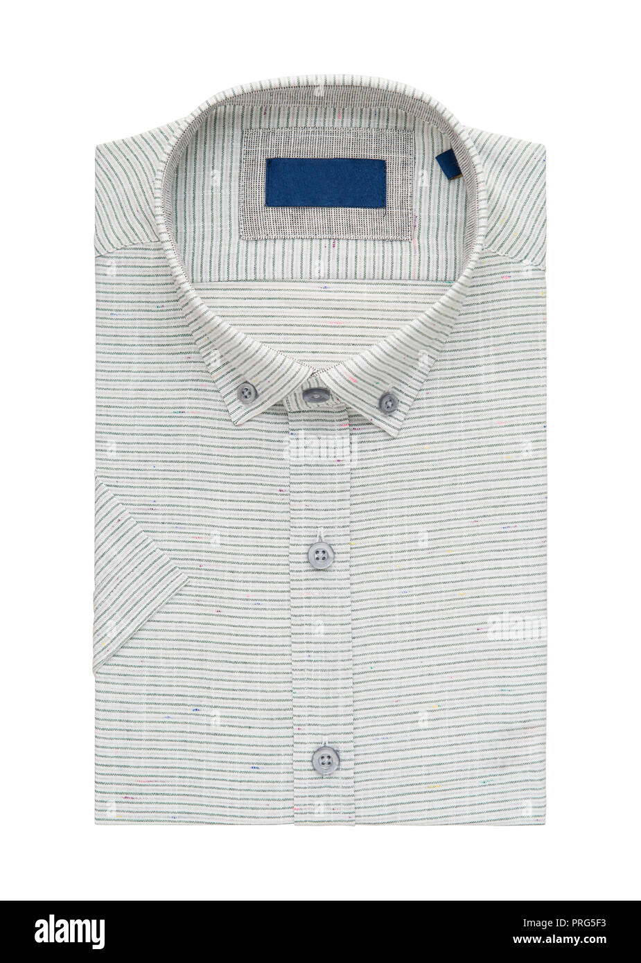 Camisa plegada sobre fondo blanco, vista superior Foto de stock