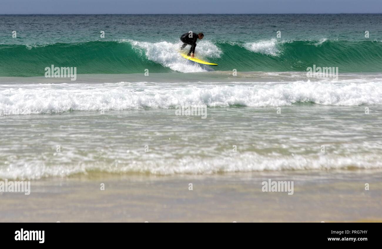 Surfer,surf en el mar,Perranporth, Cornwall, Inglaterra, Reino Unido Foto de stock