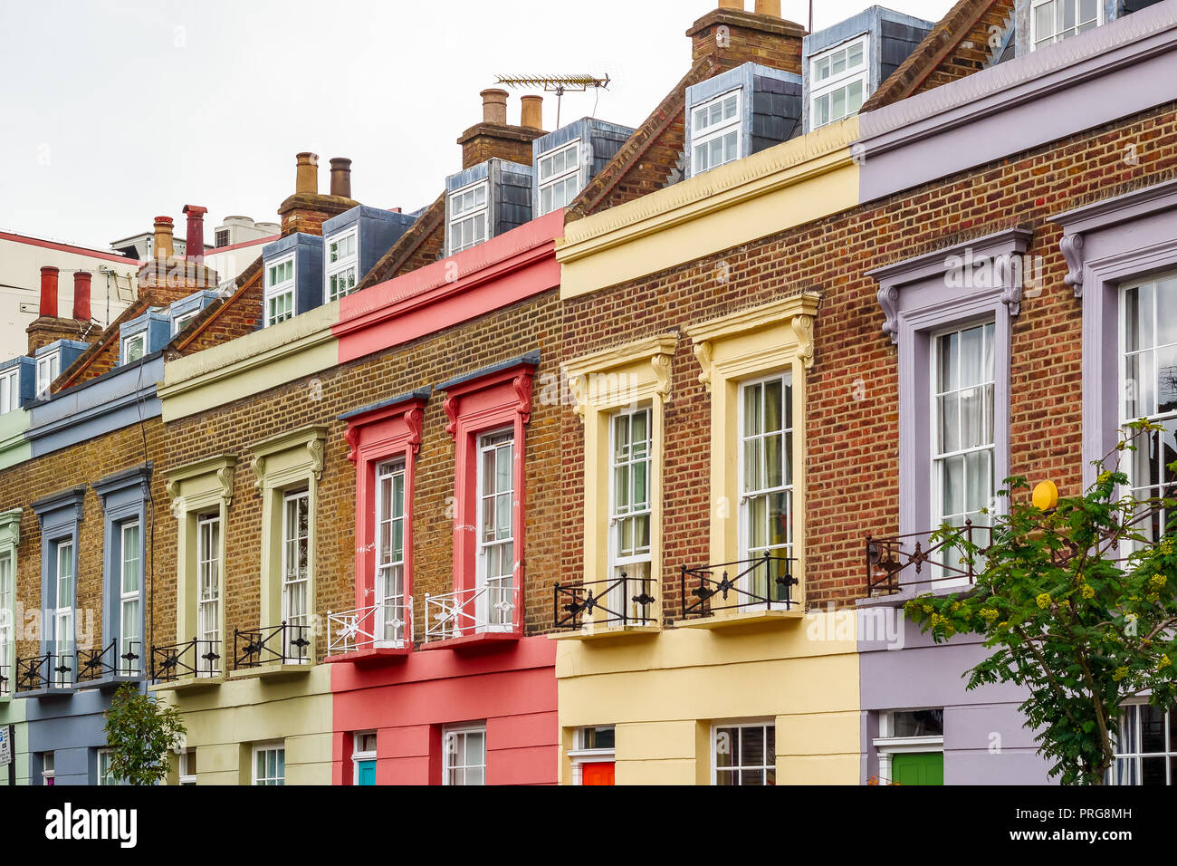 Fachada de la colorida terraza casas en Camden Town, un barrio del noroeste de Londres Foto de stock