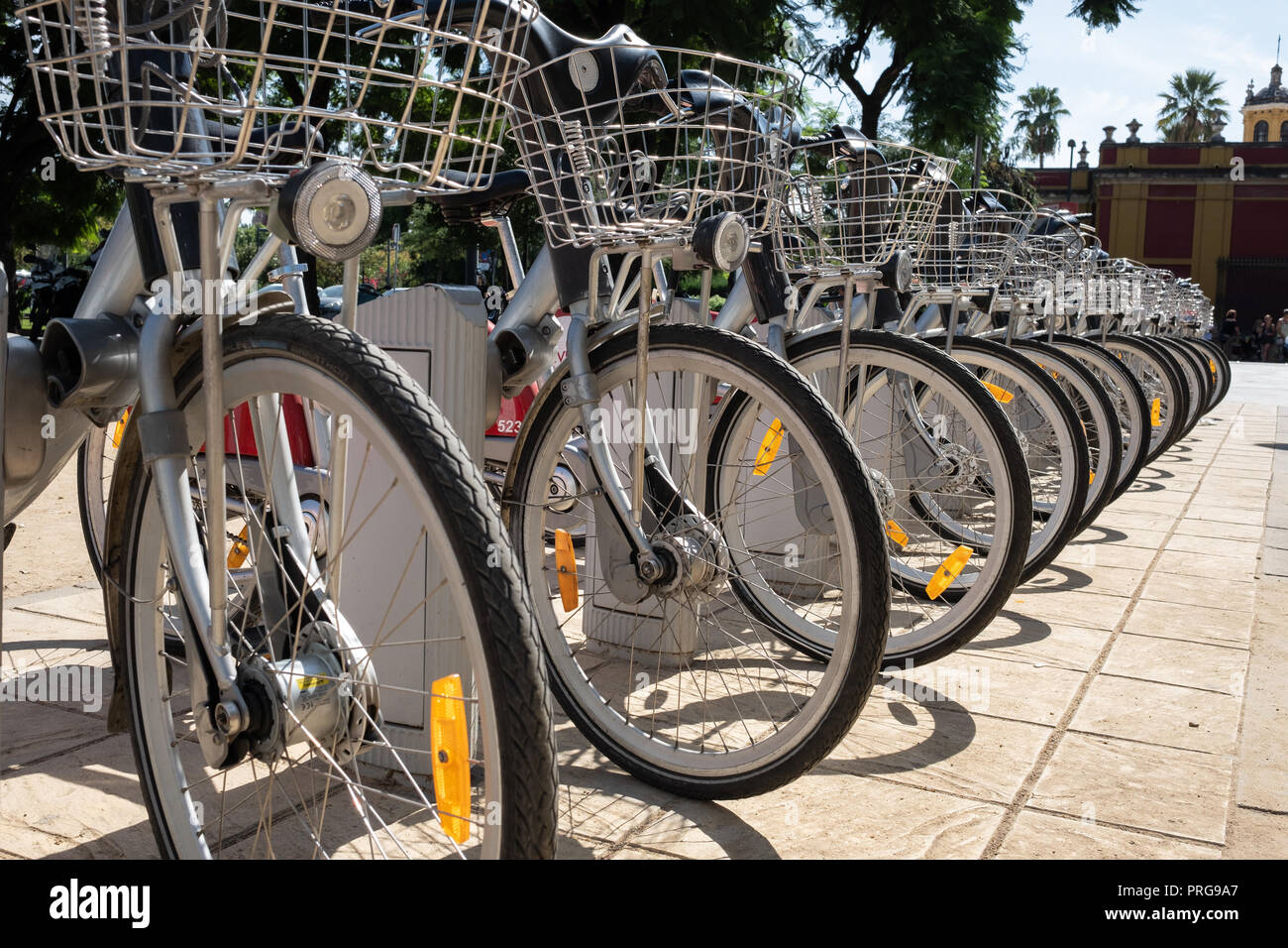 Fila de bicicletas aparcado en la calle Foto de stock