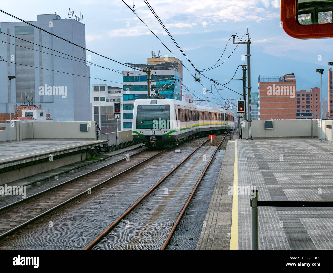 El metro llega a la estación de tren de Medellín, Colombia Foto de stock