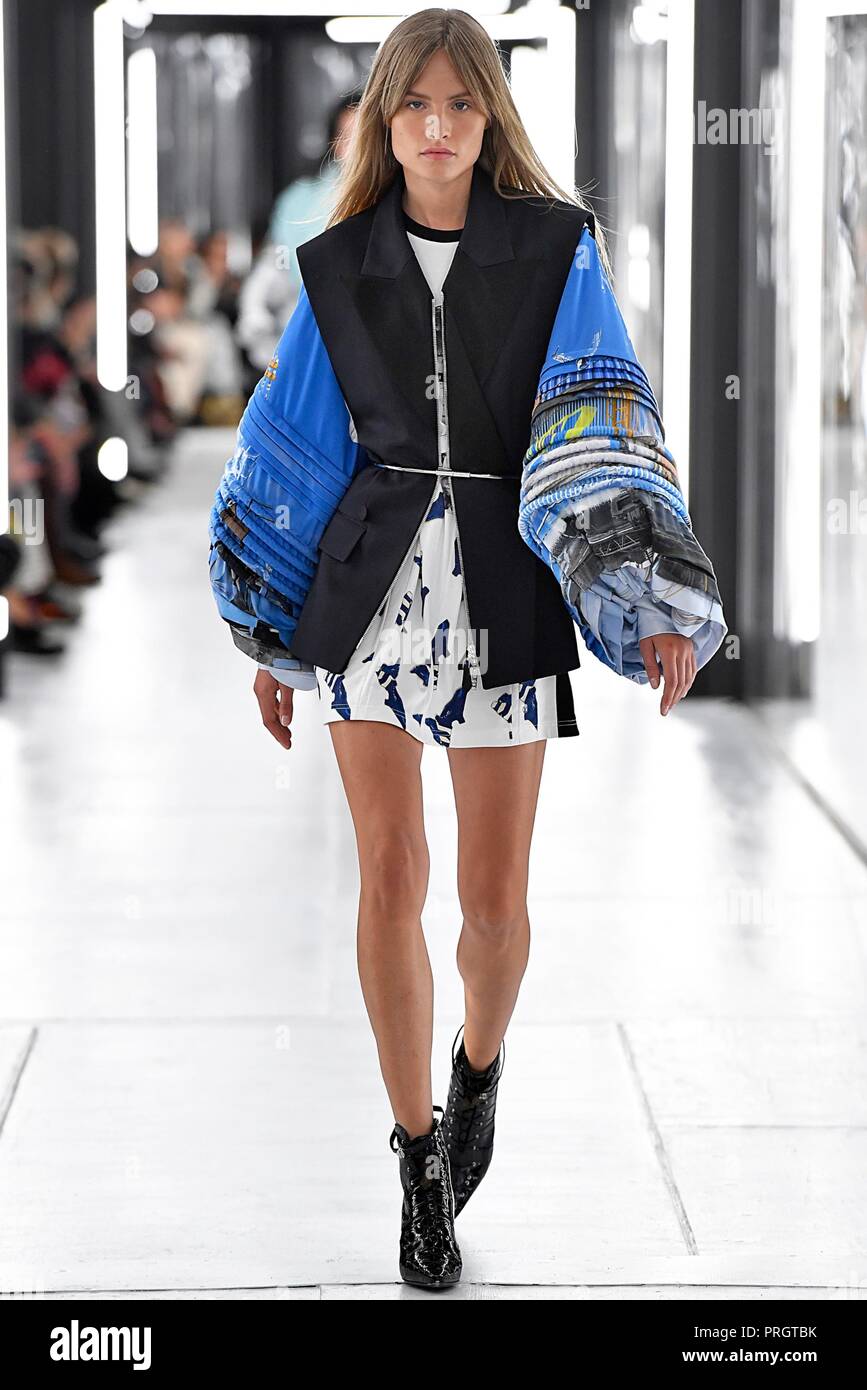 París. 2 Oct, 2018. Un modelo presenta creaciones de Louis Vuitton durante  la primavera/verano 2019 colección mujer show en París, Francia el 2 de  octubre de 2018. Crédito: Piero Biasion/Xinhua/Alamy Live News