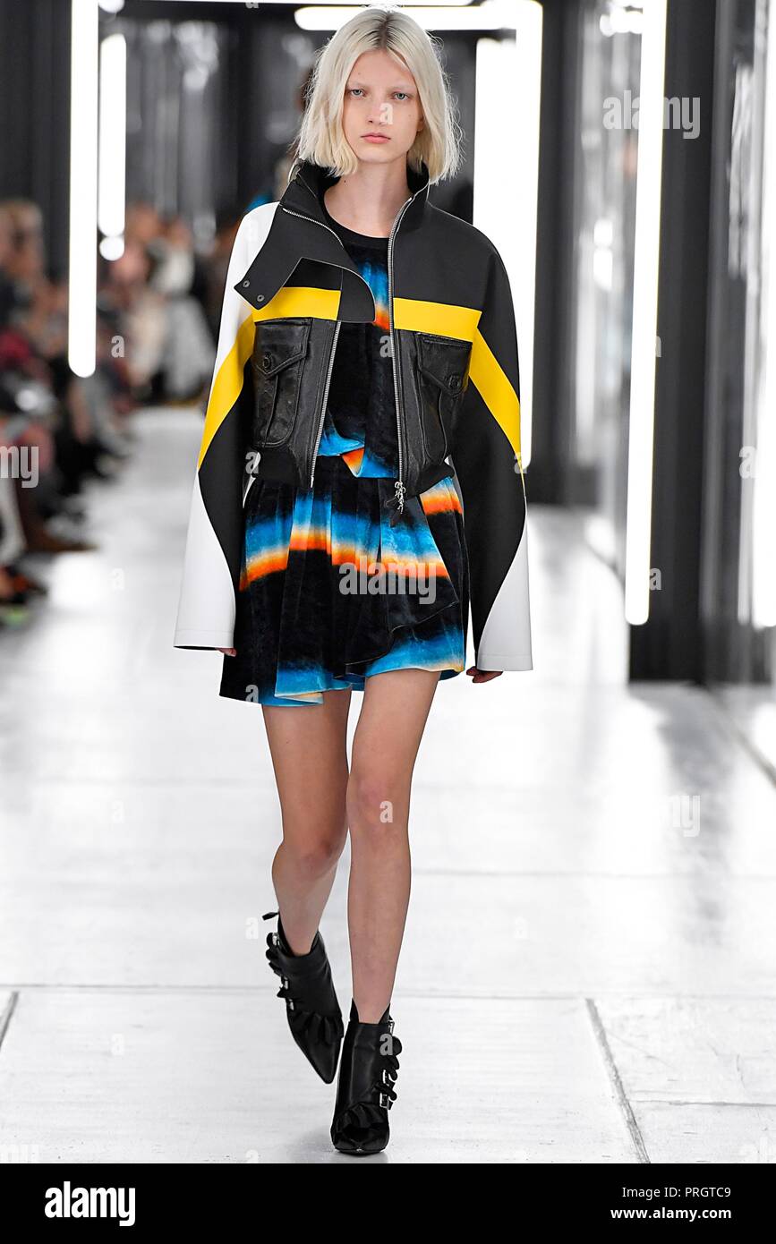 París. 2 Oct, 2018. Un modelo presenta creaciones de Vuitton durante la primavera/verano 2019 colección mujer show en Francia el 2 de octubre de 2018. Crédito: Biasion/Xinhua/Alamy Live News