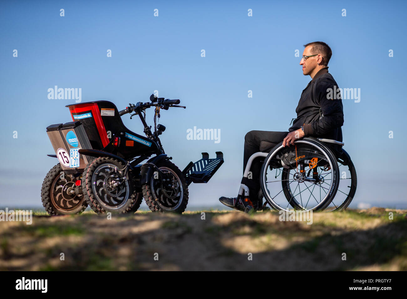 Huede, Baja Sajonia. 27 Sep, 2018. Thorsten Sander se sienta en su silla de  ruedas y mira la baranda eléctrica silla de ruedas 'Zoom'. Off-road en una  silla de ruedas eléctrica todo