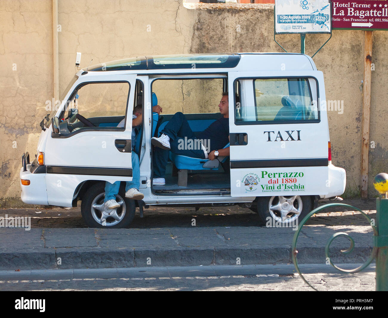 Taxi driver en una furgoneta esperando a clientes, ISCHIA, isla Ischia Ponte, Golfo de Neapel, Italia Foto de stock