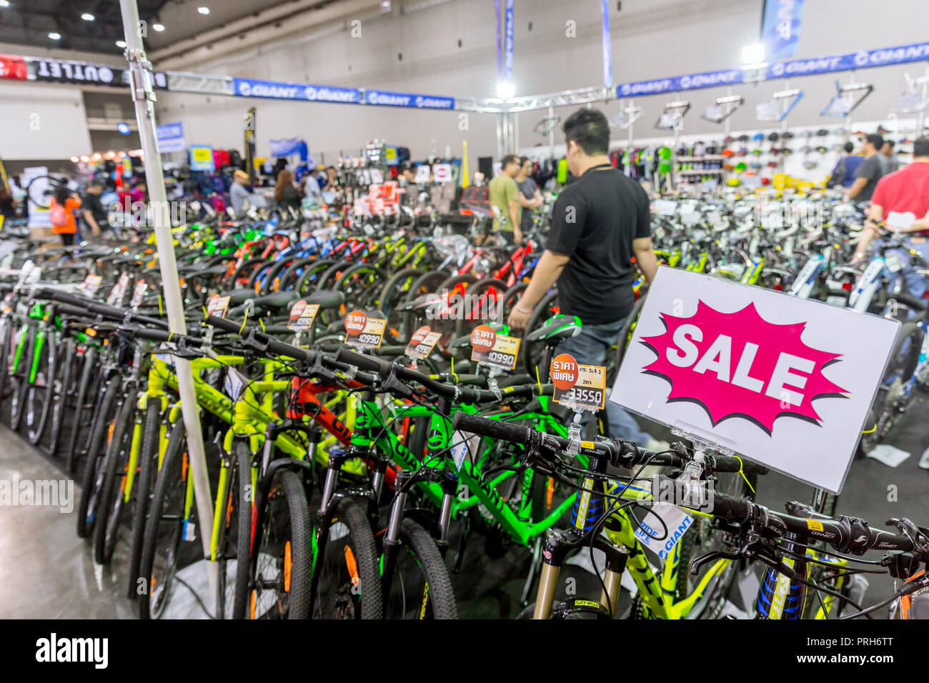 condensador Hula hoop Posicionar Promoción y Venta de bicicletas baratas en Bangkok Internacional moto o bicicleta  bicicleta más grande de 2018 expo feria en Bangkok, Tailandia, 6 de mayo de  2018 Fotografía de stock - Alamy