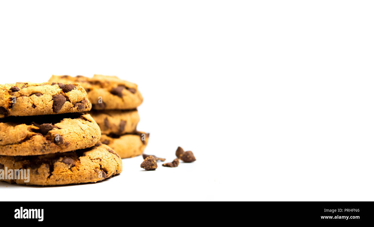 Las galletas con trocitos de chocolate aislado sobre fondo blanco. Foto de stock