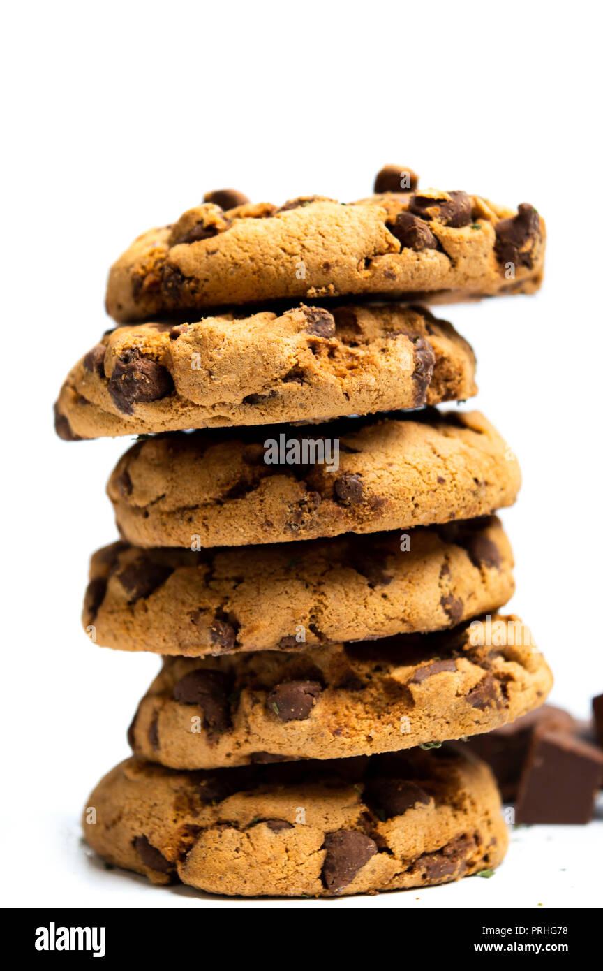 Las galletas con trocitos de chocolate aislado sobre fondo blanco. Foto de stock