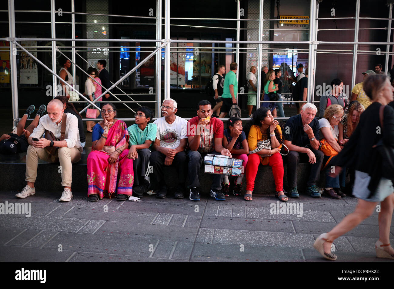 Nueva York, Estados Unidos - 24 de junio de 2018: la familia comiendo en el centro de Times Square, Nueva York Foto de stock