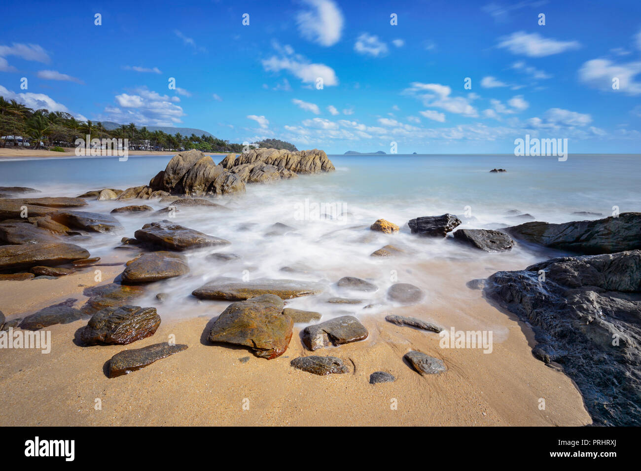 Suaves olas de desenfoque de movimiento escénico en Trinity Beach, exóticas playas del norte de Cairns, Far North Queensland, FNQ, Queensland, Australia Foto de stock