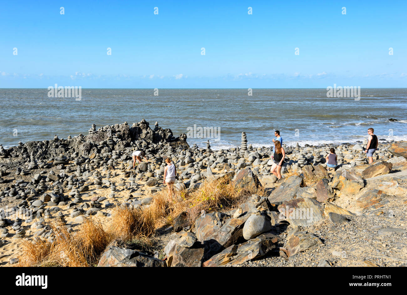 Turistas mirando Gatz Equilibrio Wangetti, rocas, playas del norte de Cairns, Far North Queensland, FNQ, Queensland, Australia Foto de stock