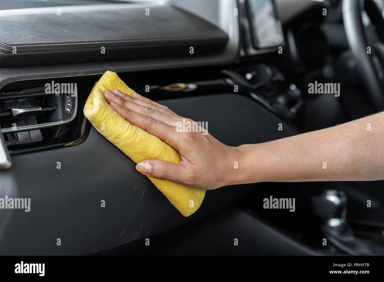 Coche de limpieza mano con paño de microfibra limpieza interior del coche.