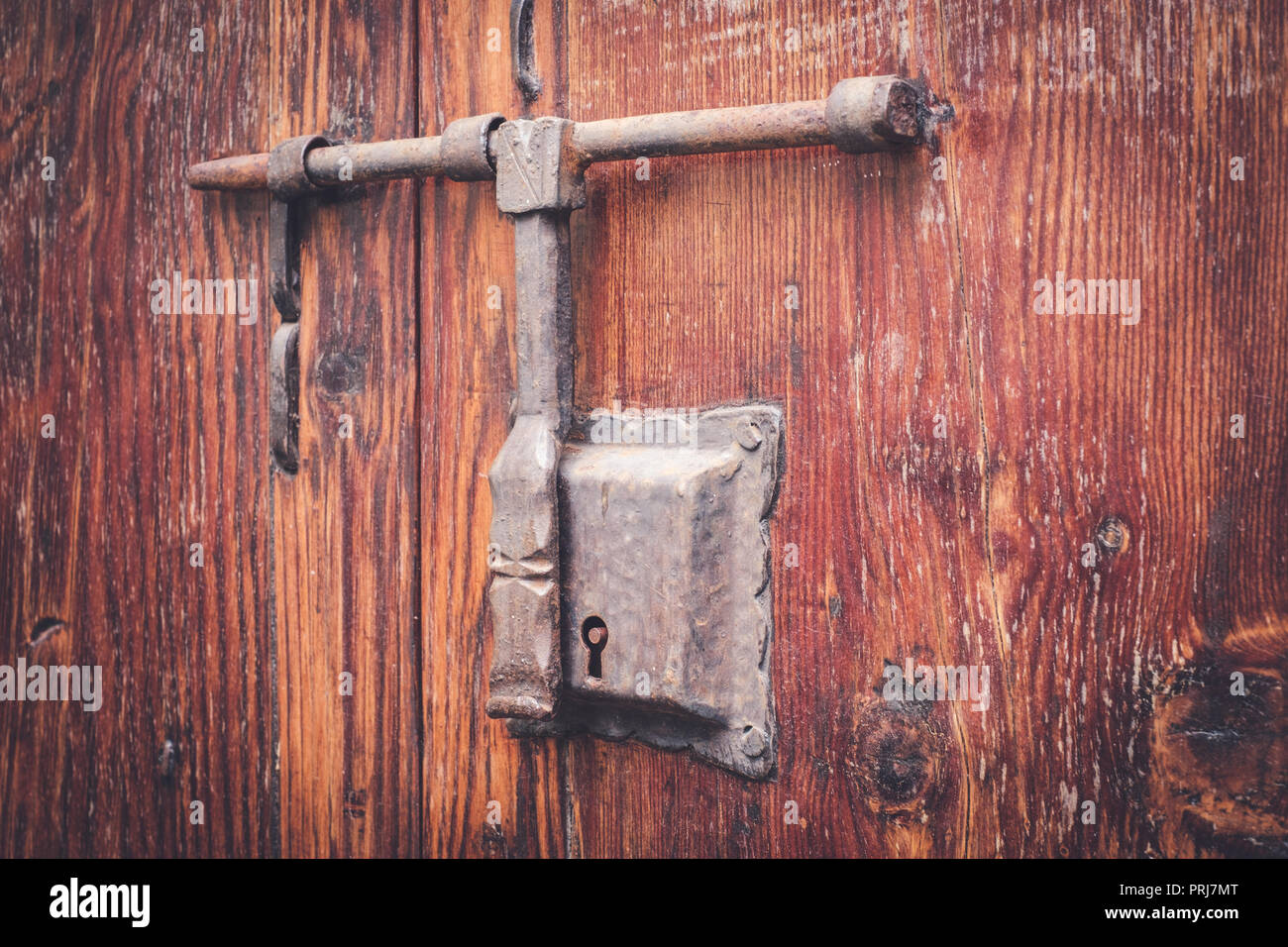 Puerta bloqueada antiguo de madera con barra de metal / Tornillo Foto de stock